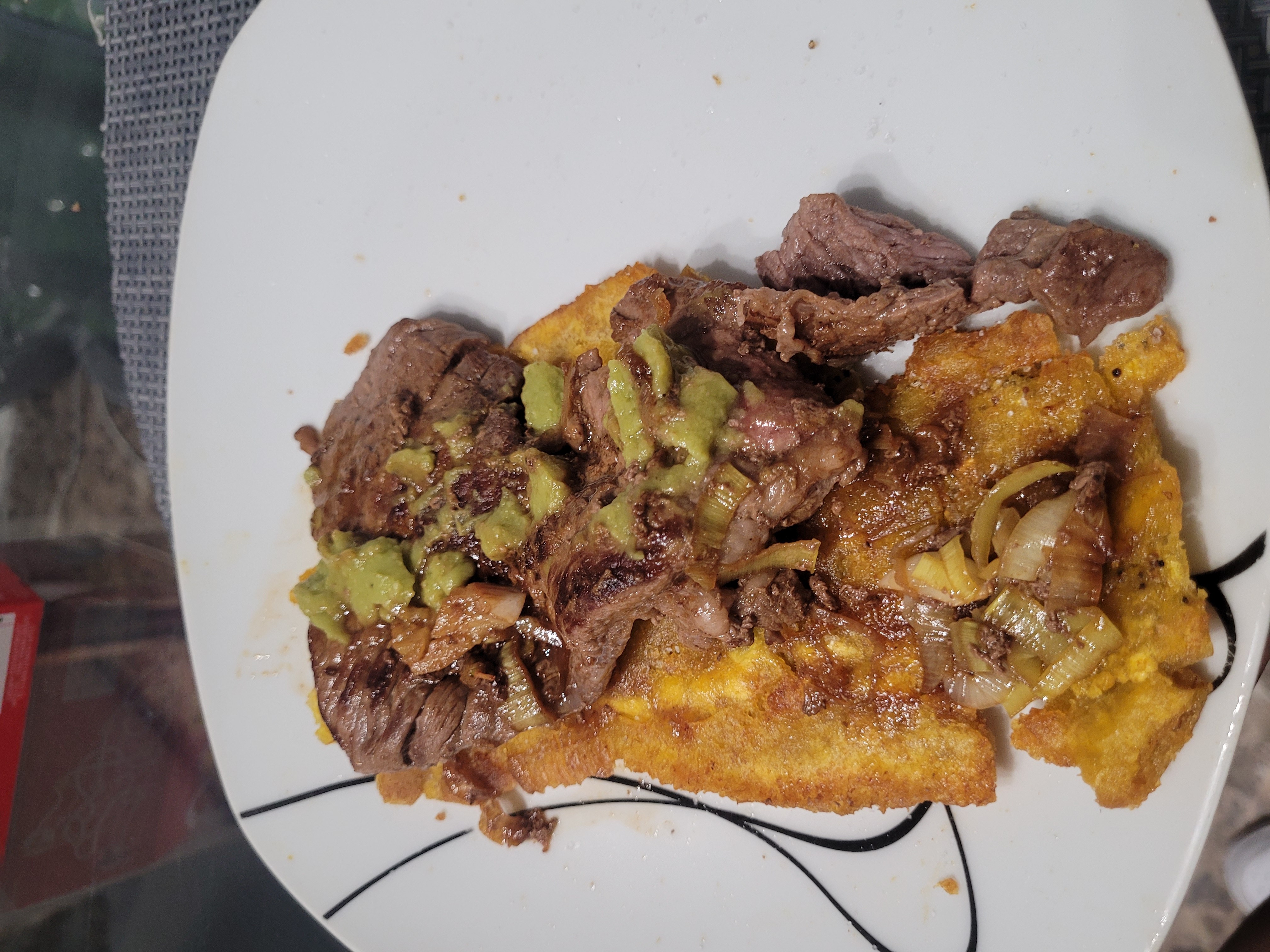 Carne con tostones