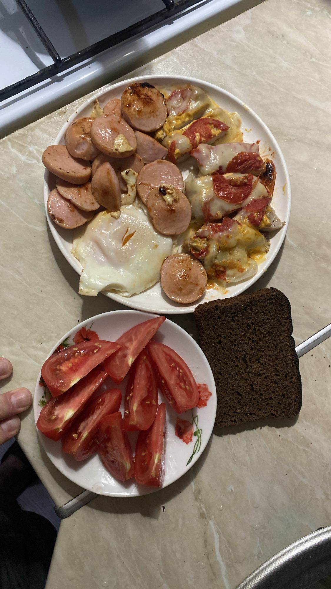 Завтрак с колбасой, яйцом и свининой