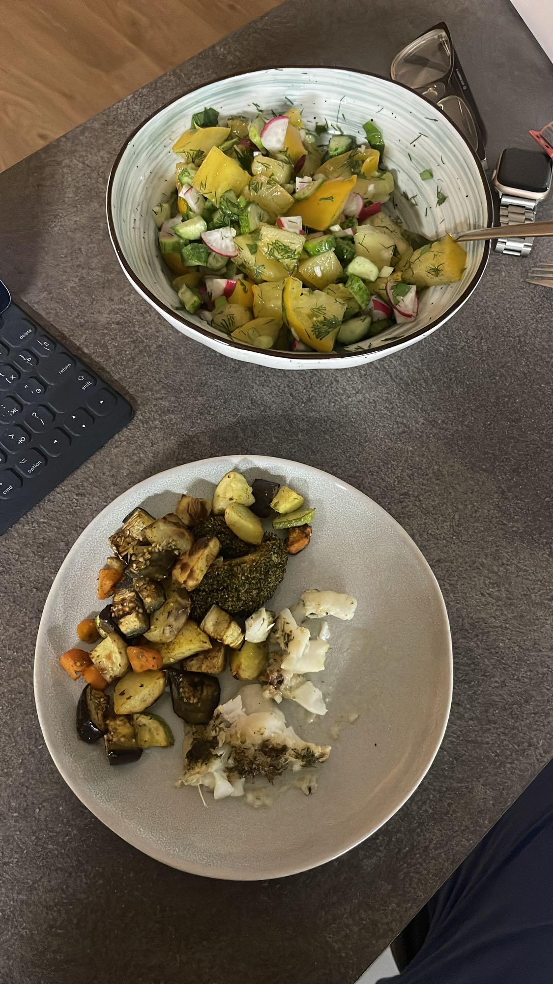 рыба с овощами и салатом