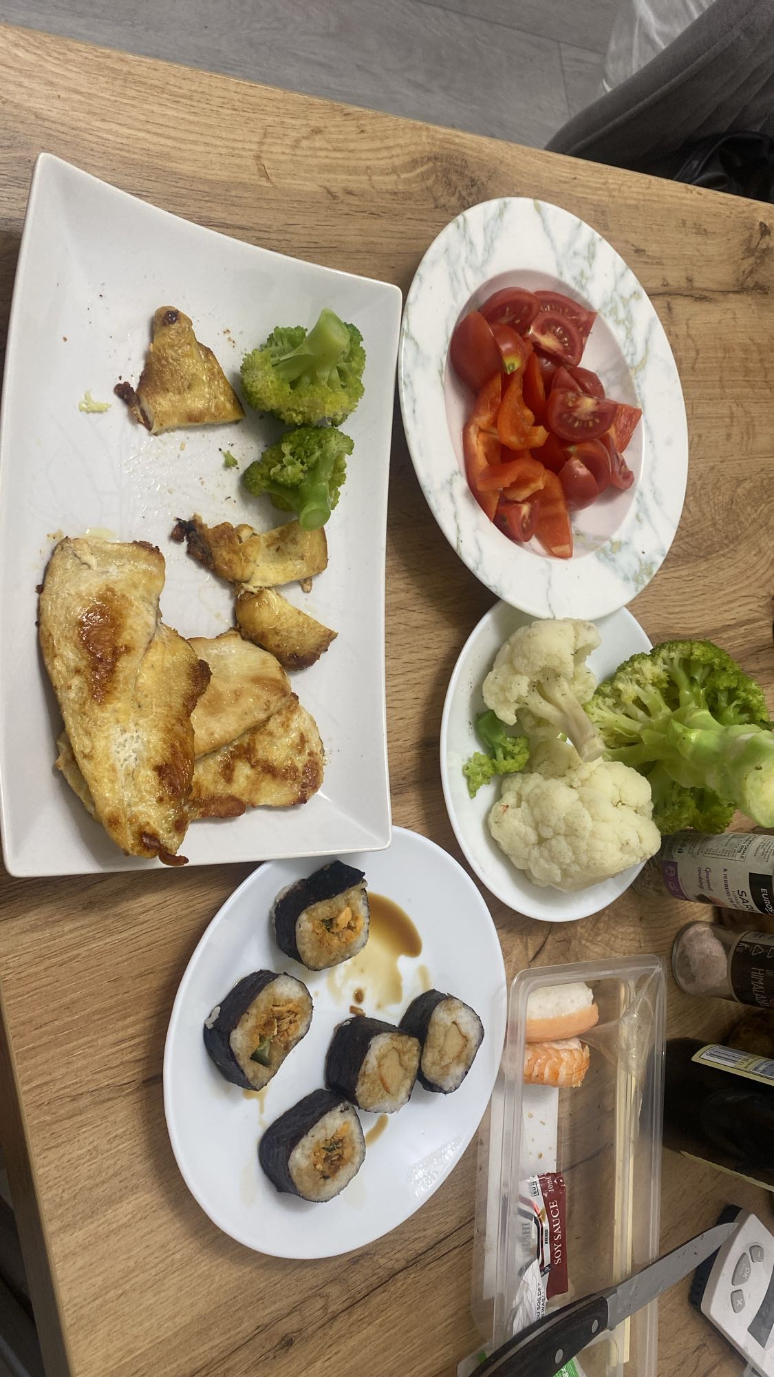 Pui cu legume și sushi