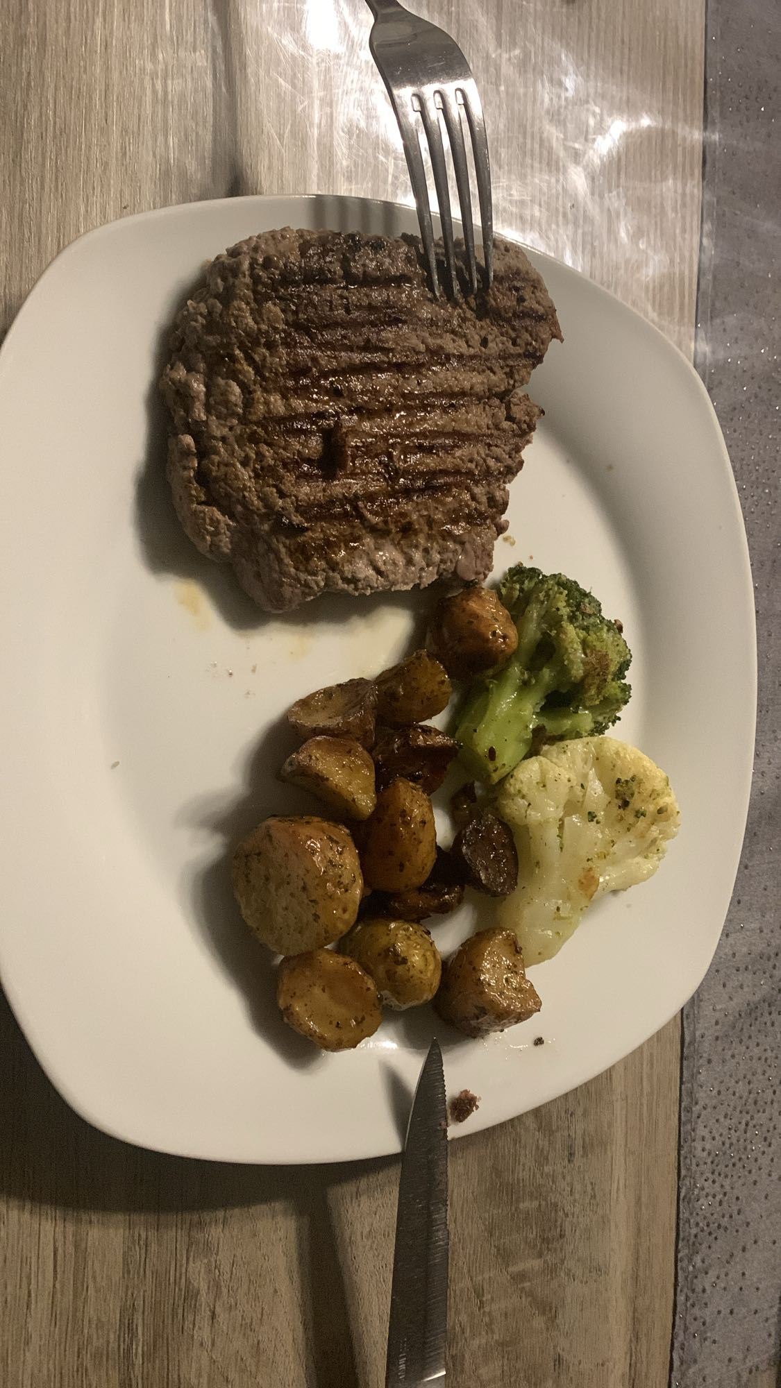 Steak, pommes de terre, légumes