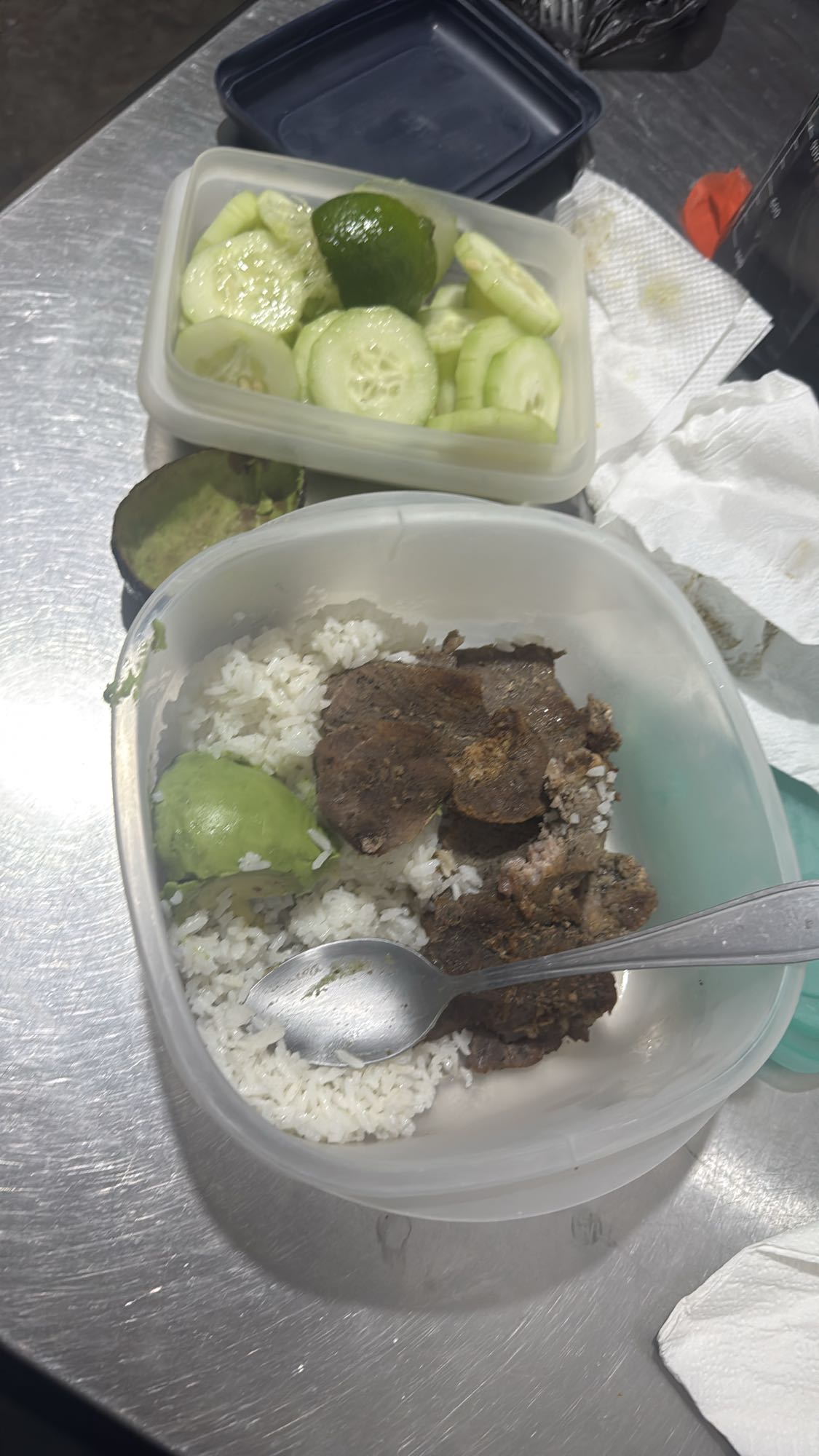 hígado con arroz y vegetales