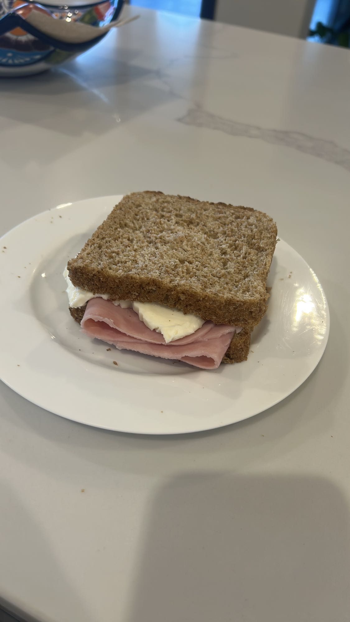 Sándwich de jamón y queso crema