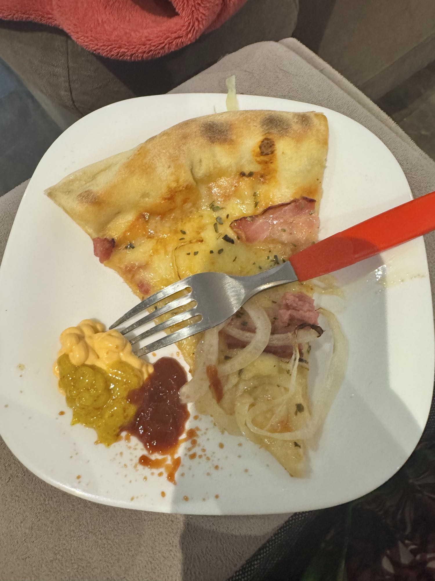 Fatias de pizza com molhos