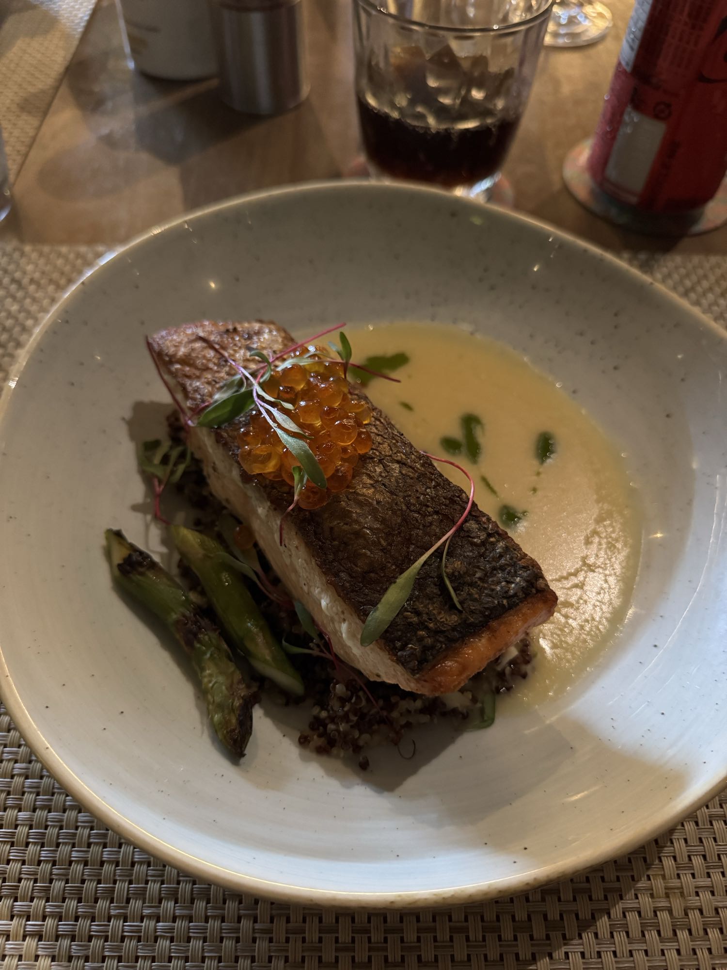 Salmón con espárragos y quinoa