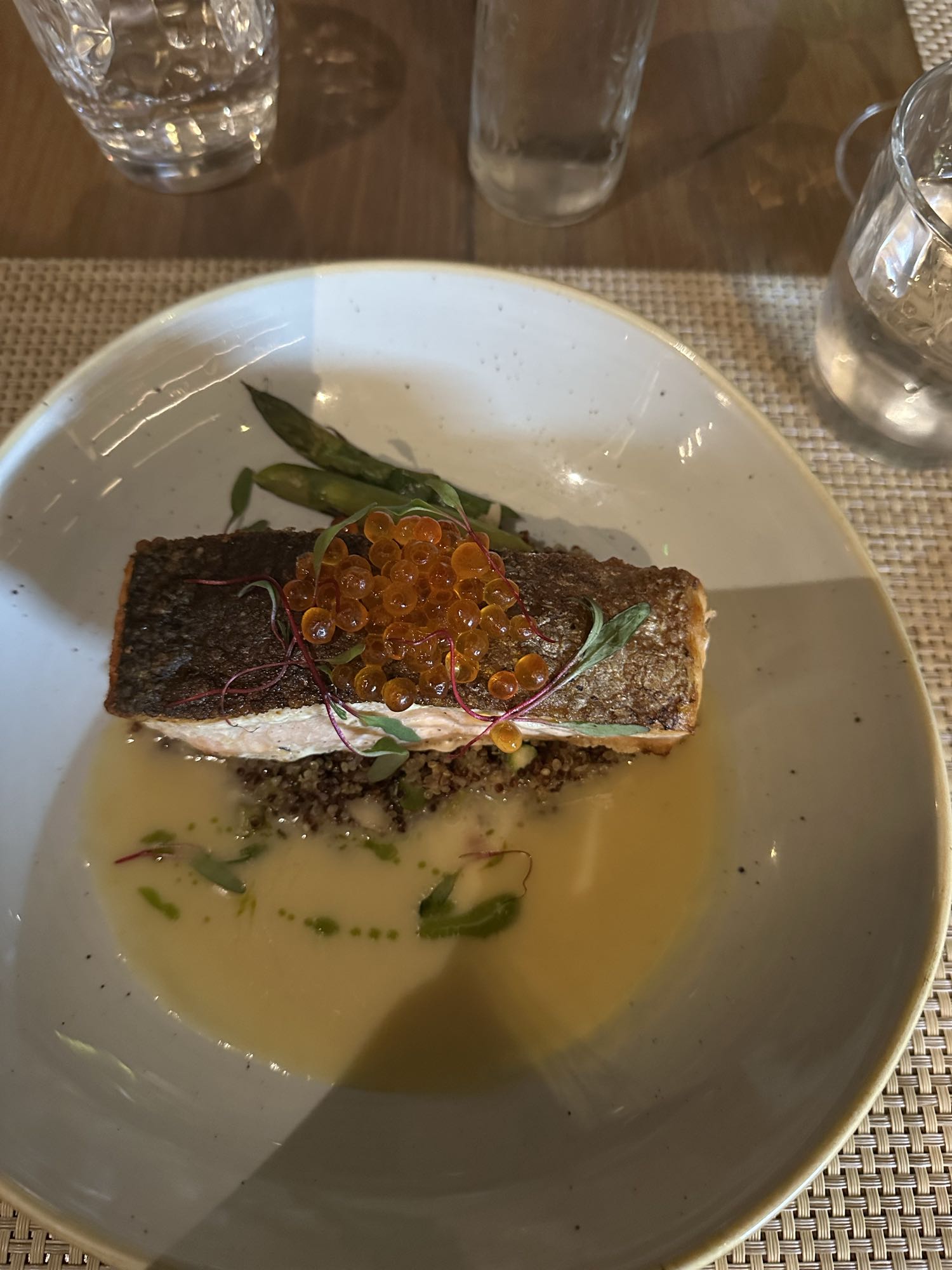 Salmón con espárragos y quinoa