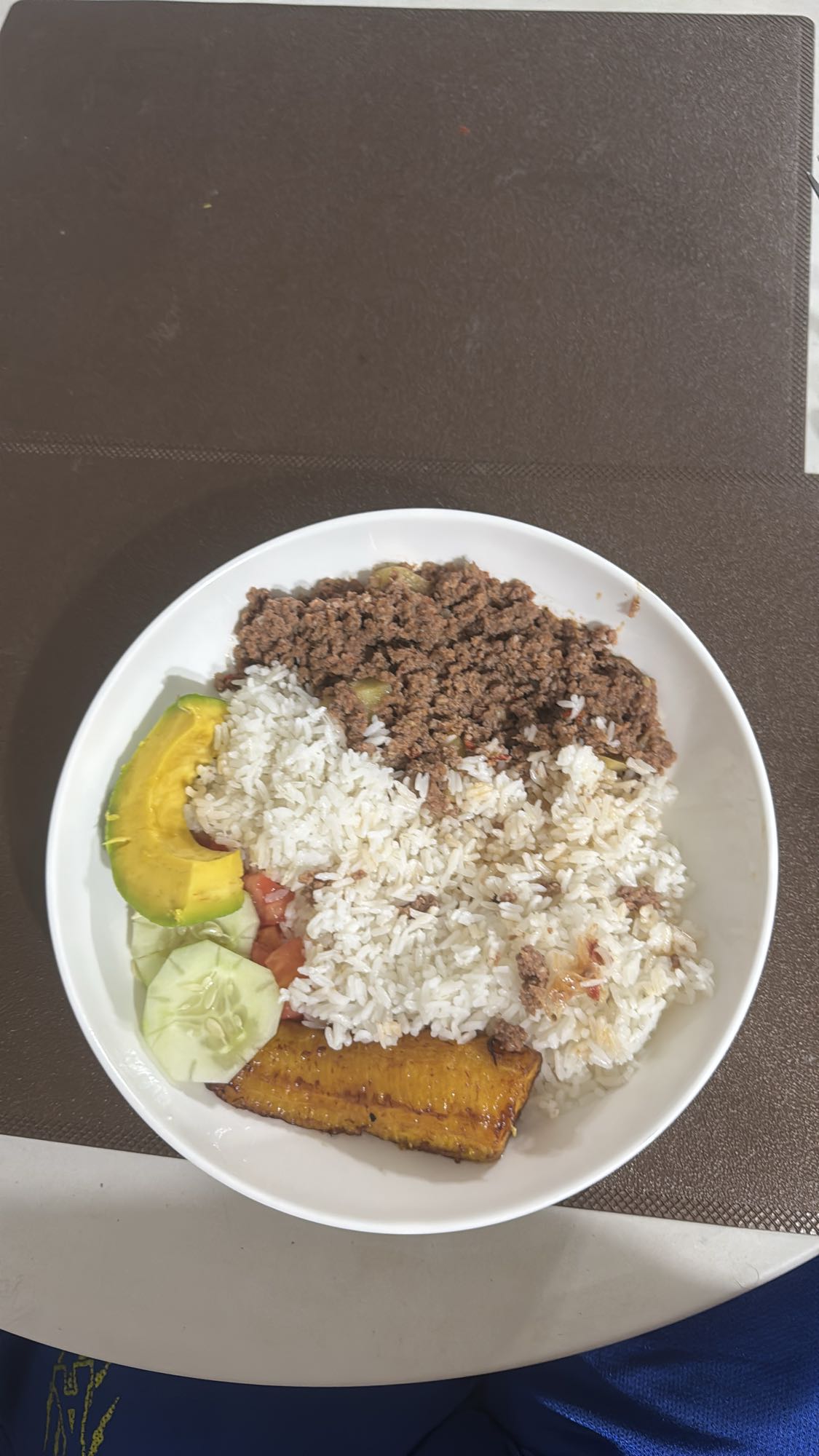 Arroz con carne y plátano