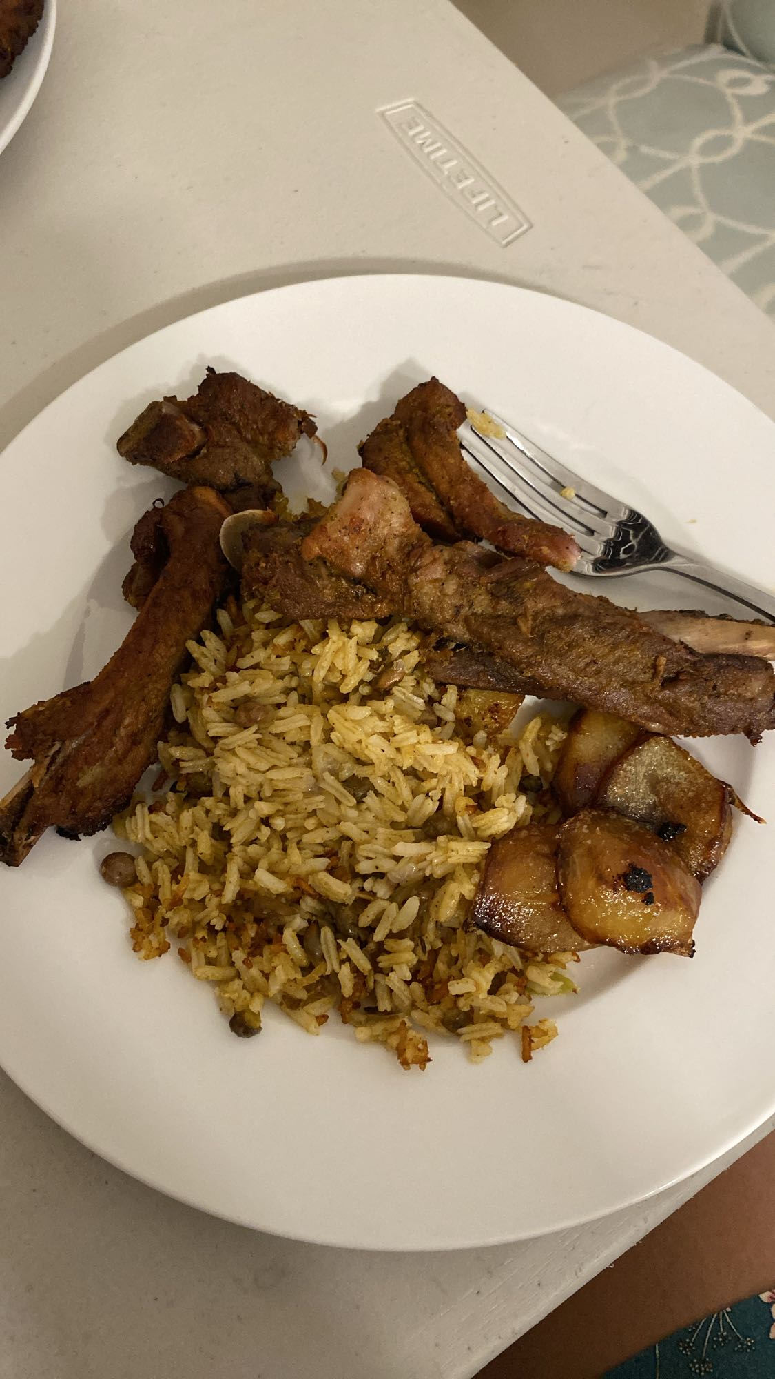 Costillas, arroz y plátano