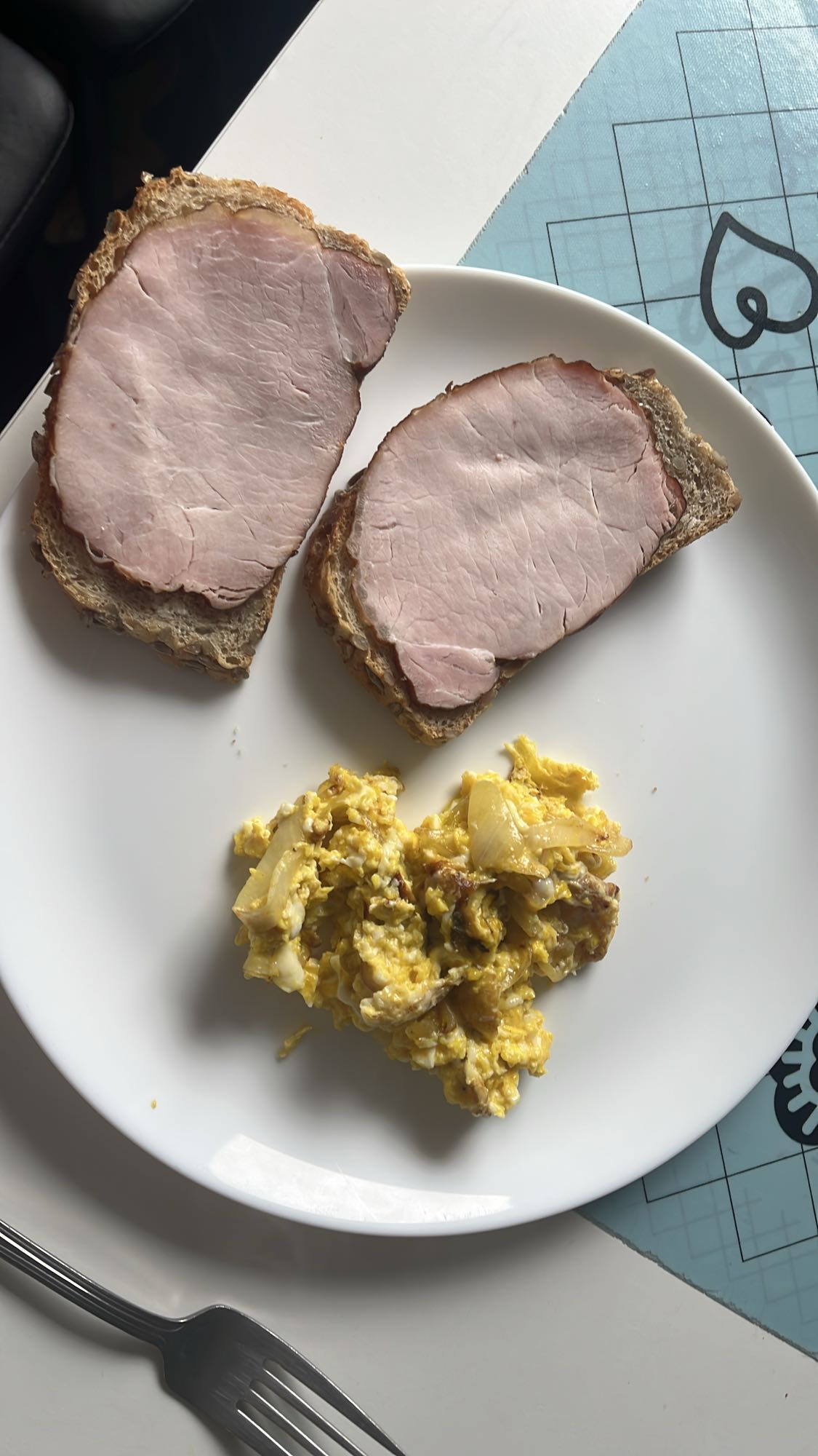 Jajecznica i kanapki z szynką