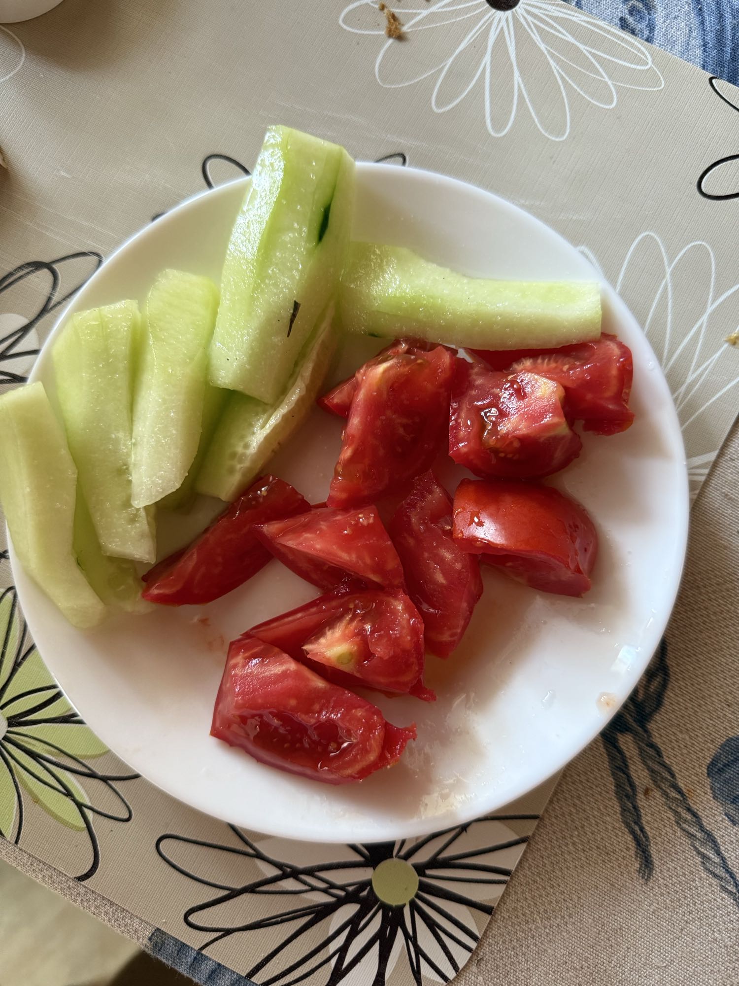 Salată de castraveți și roșii