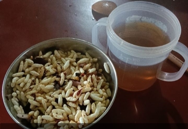 Puffed rice snack with tea