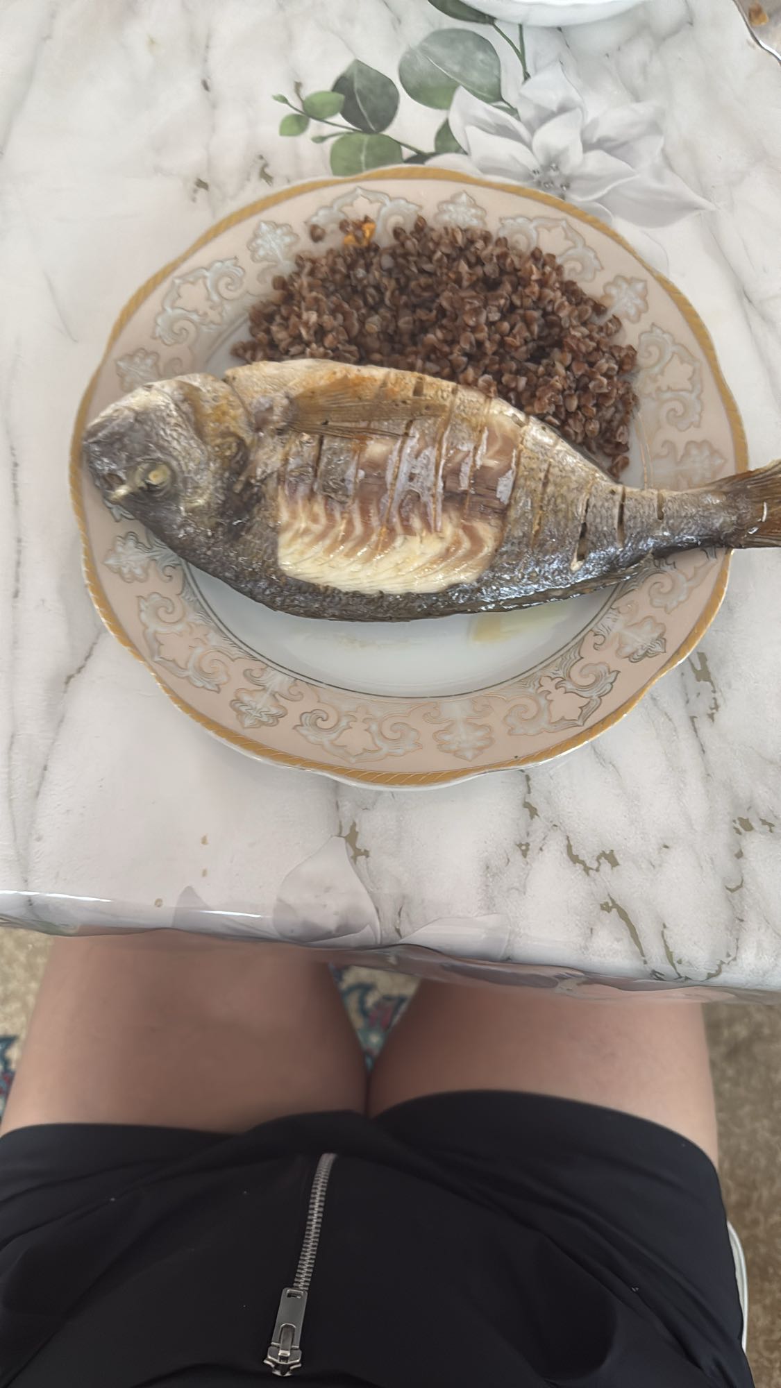 жареная рыба с гречкой