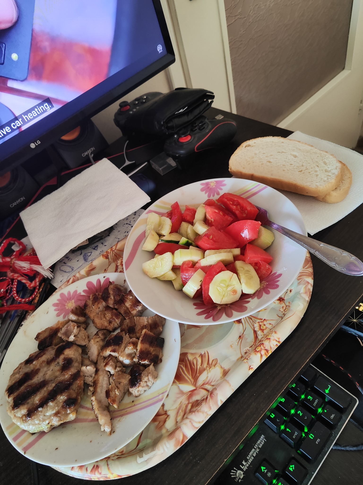 Grilled chicken with salad and bread