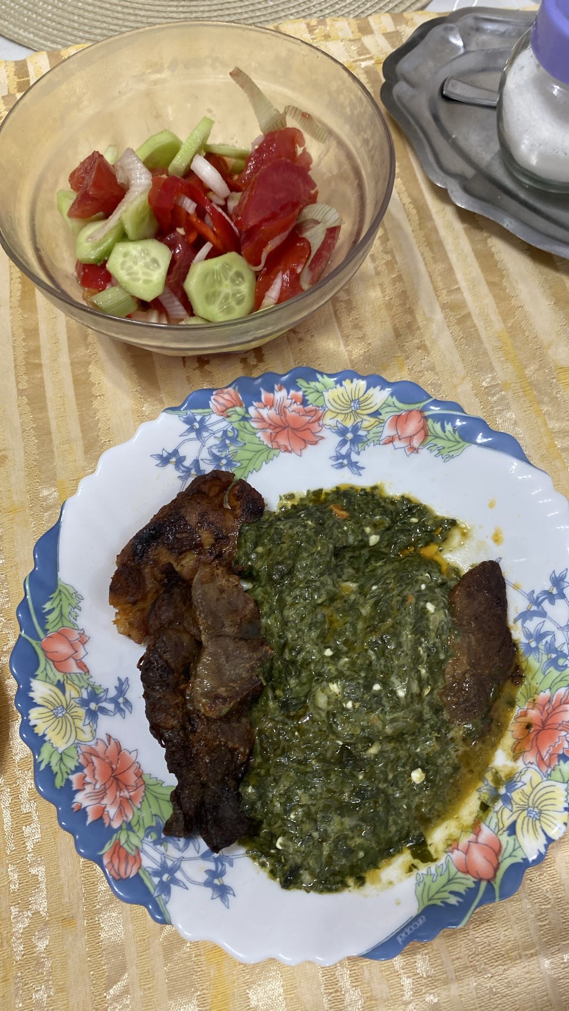 Friptură cu spanac și salată