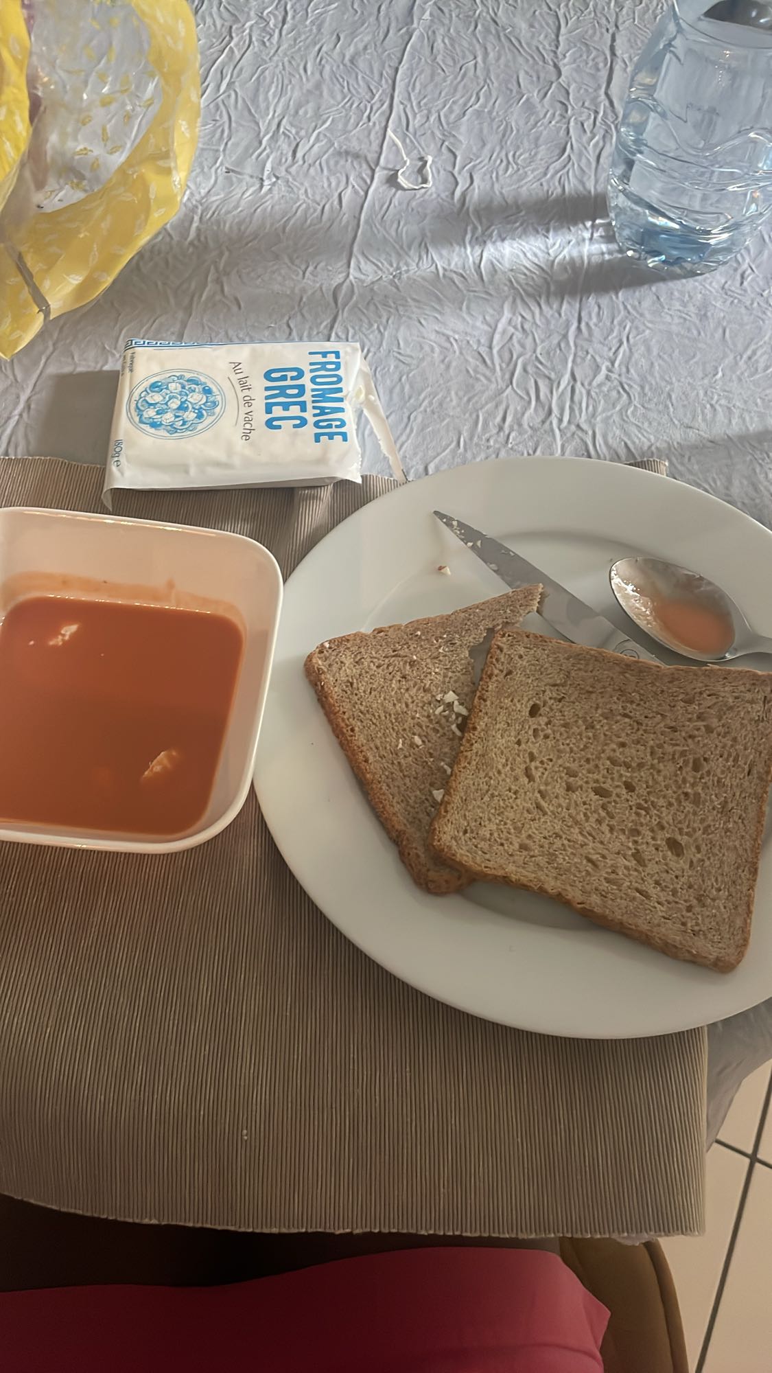 Soupe tomate, pain, fromage
