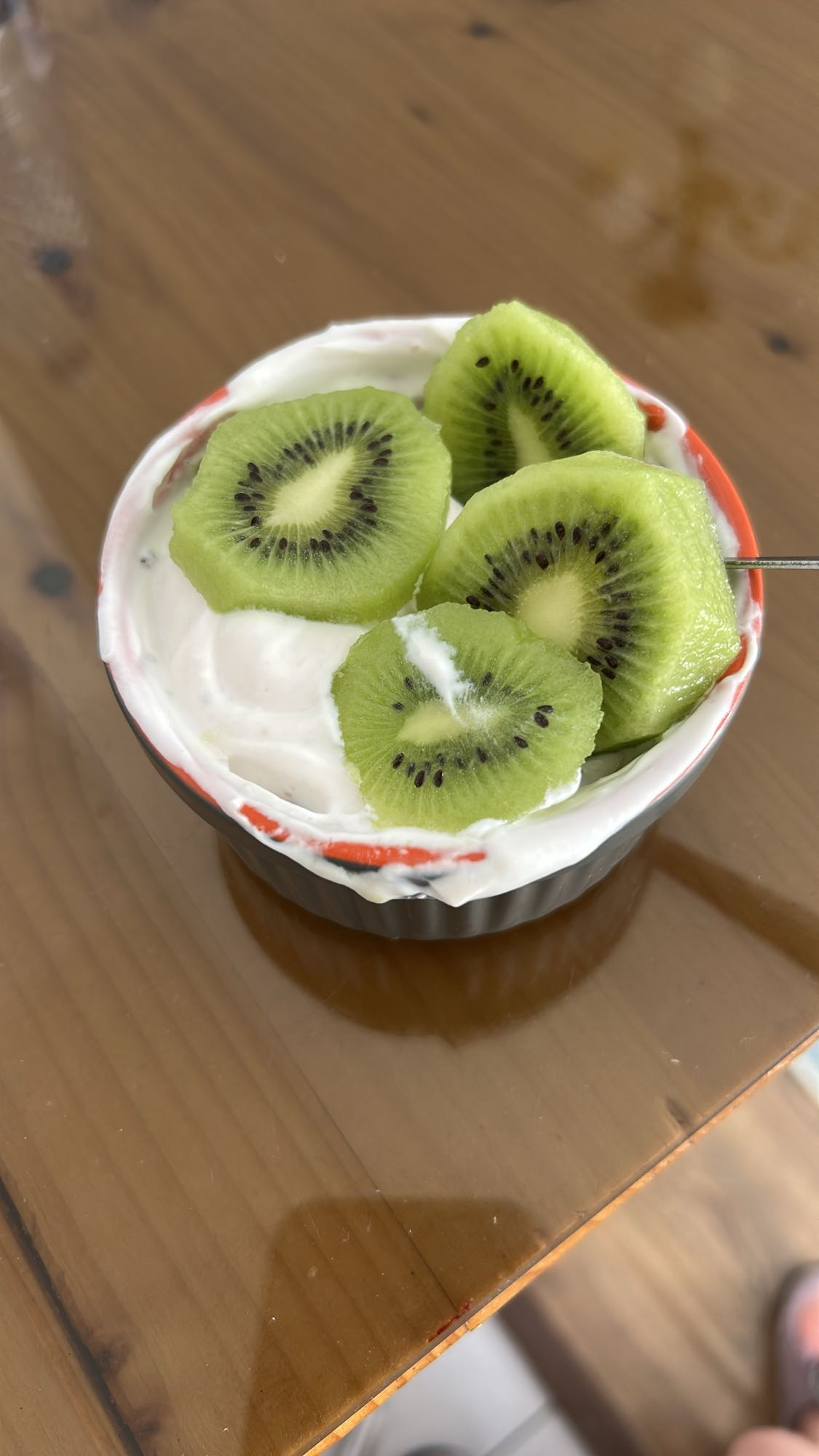 Iaurt grecesc cu kiwi, afine și miere