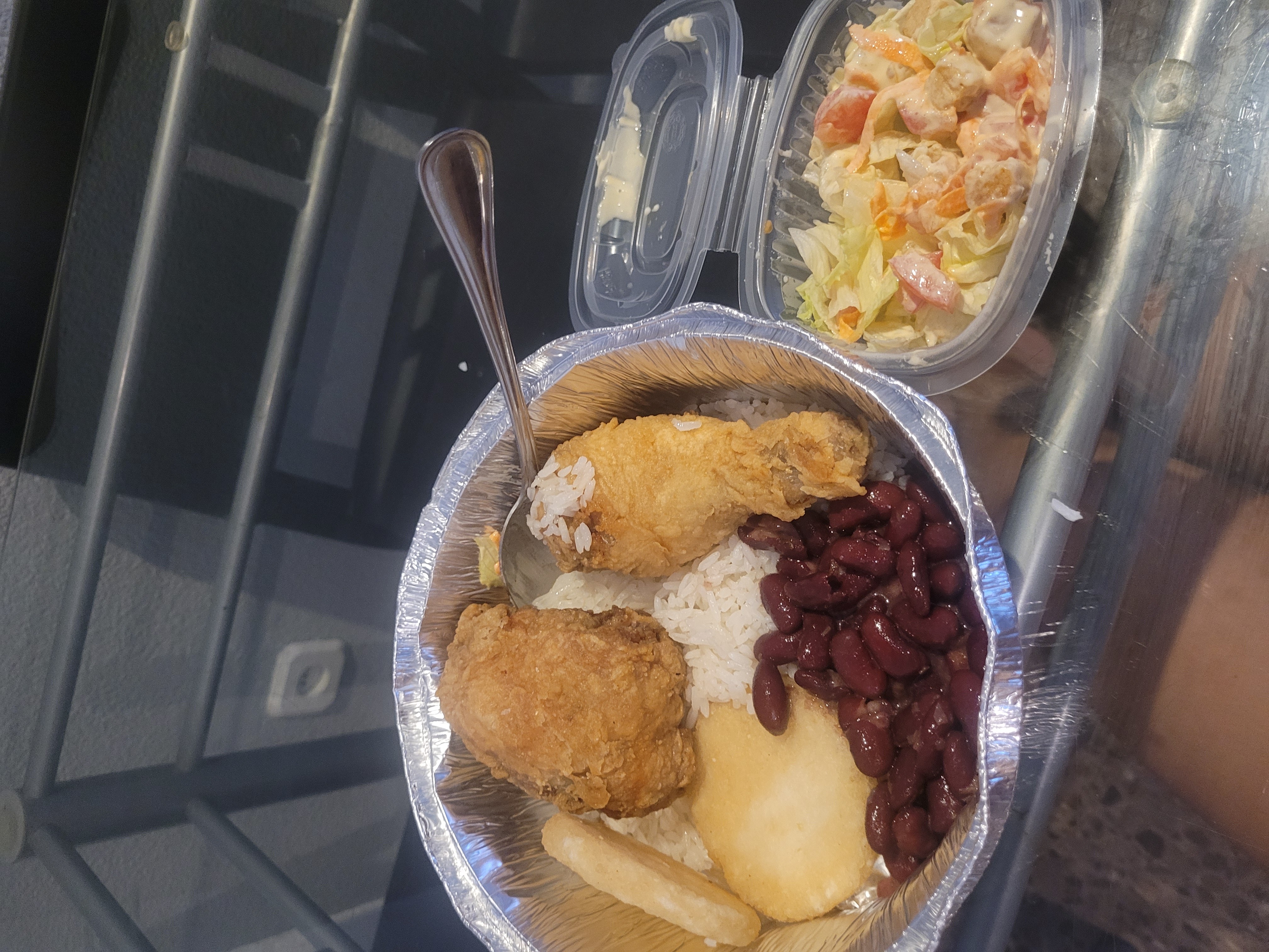 Pollo frito con arroz y ensalada