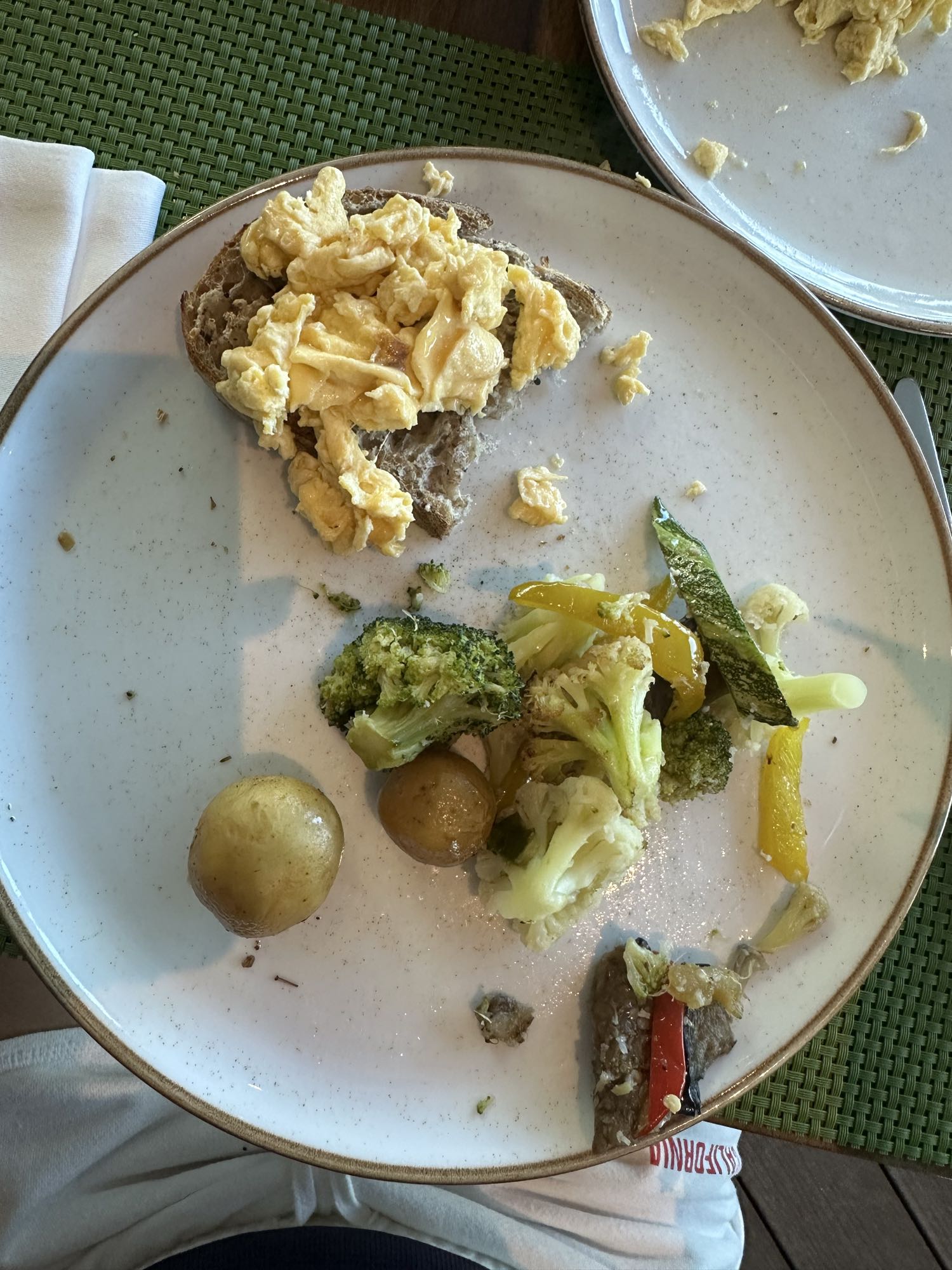 Desayuno con huevo y verduras