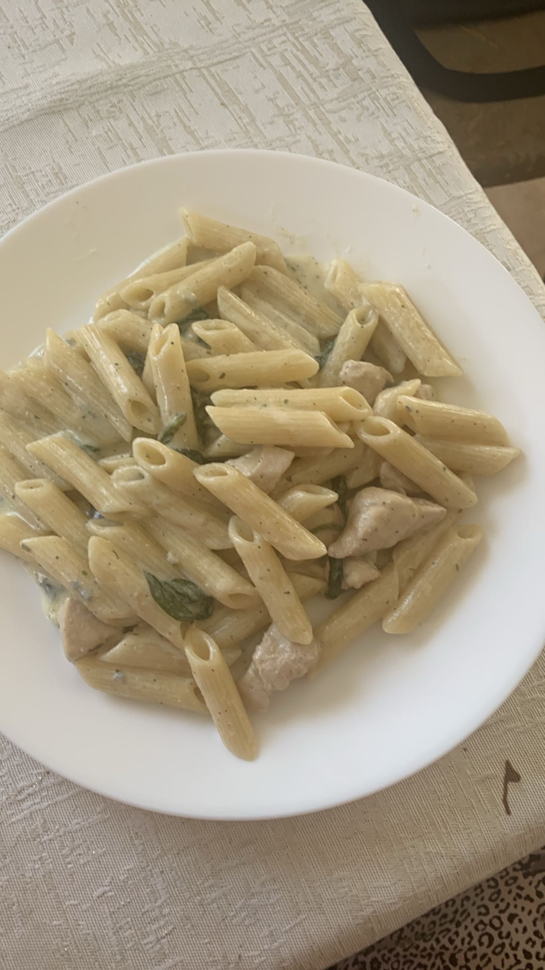 makaron z kurczakiem w sosie