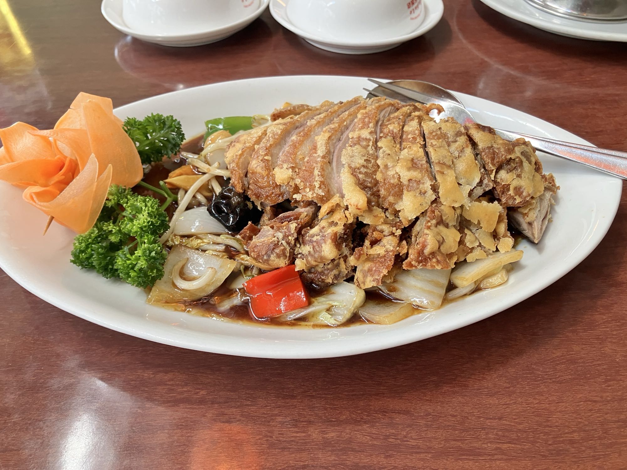 Pato frito com legumes