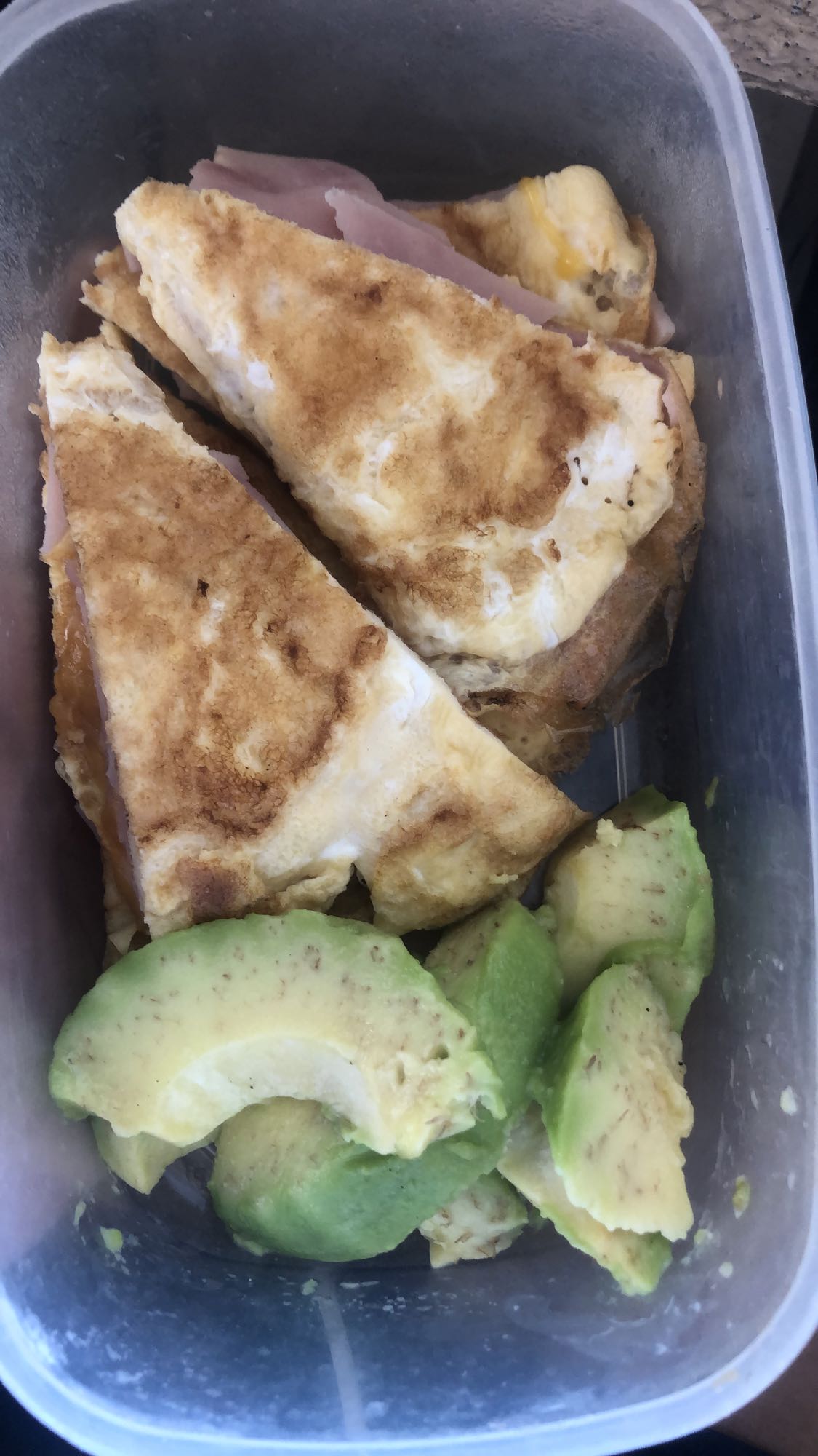 Omelette con jamón y aguacate