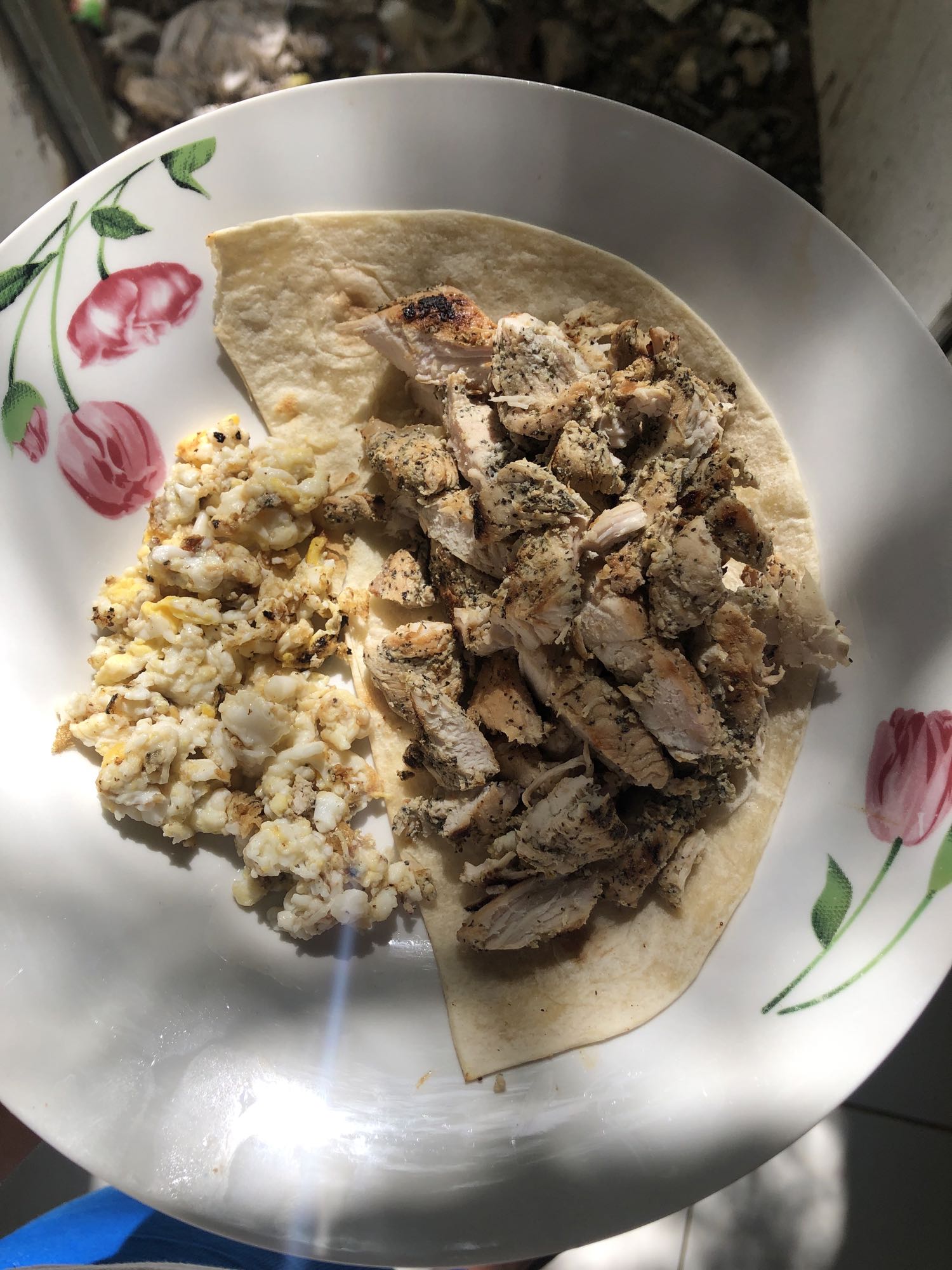 Tortilla con pollo y huevo