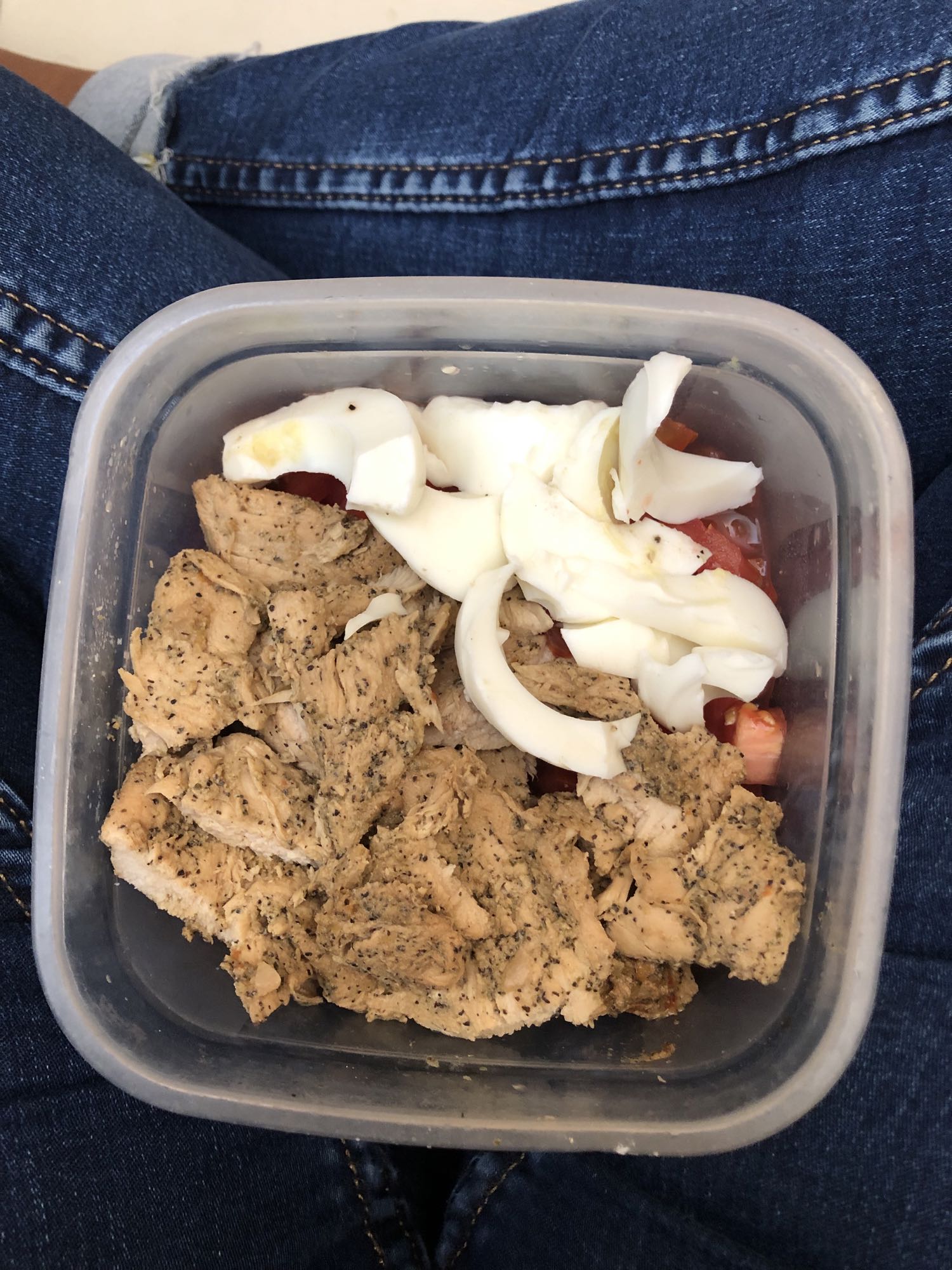 Pollo con huevo y tomate