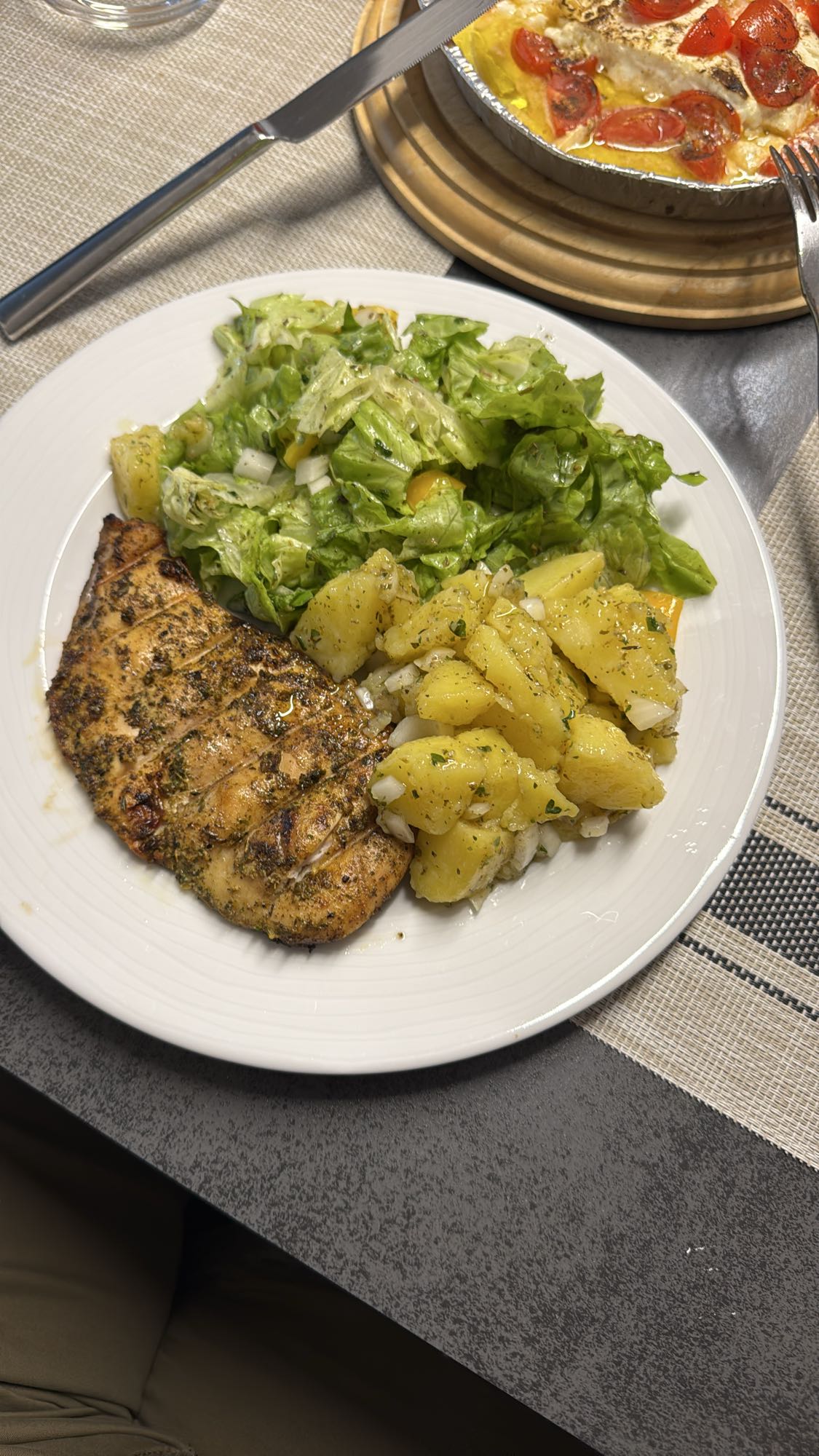 Gegrilltes Hähnchen mit Salat