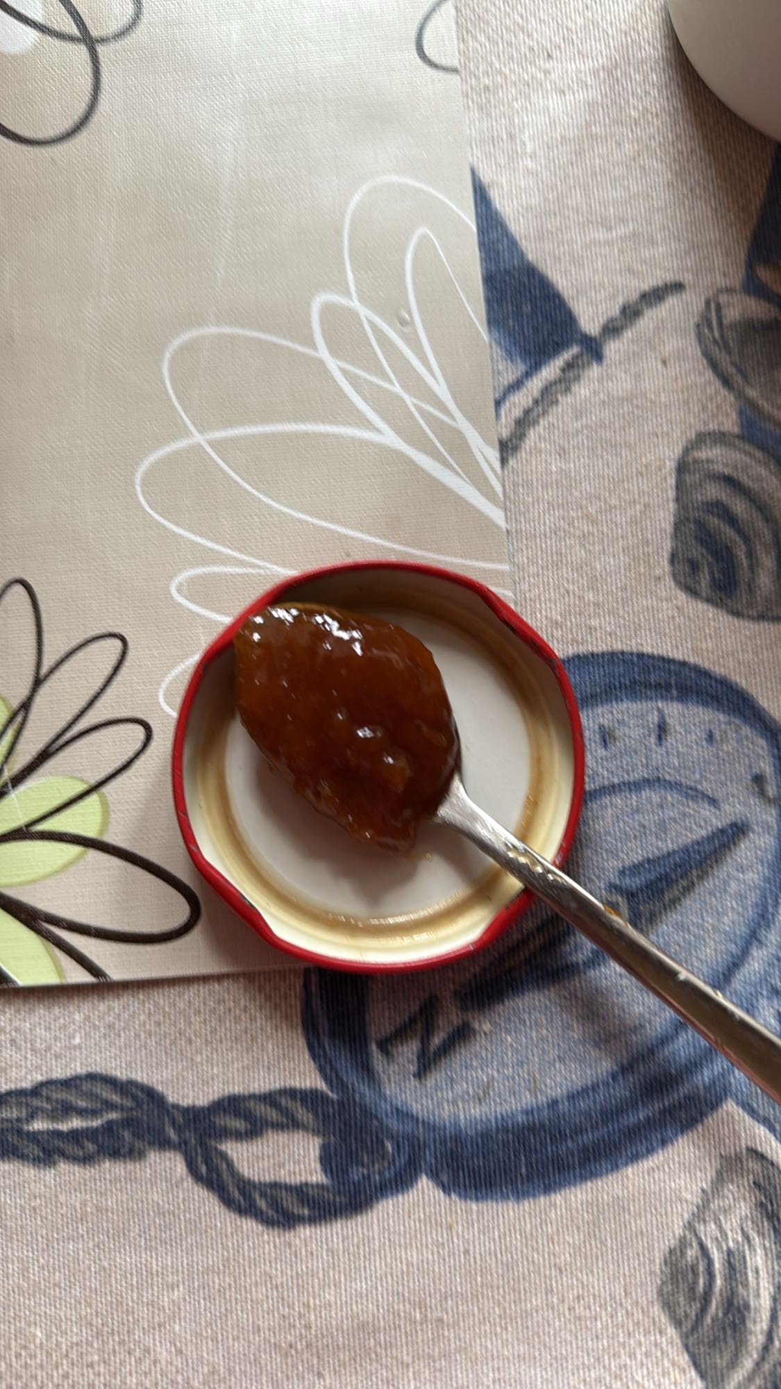 Gem de fructe pe lingură