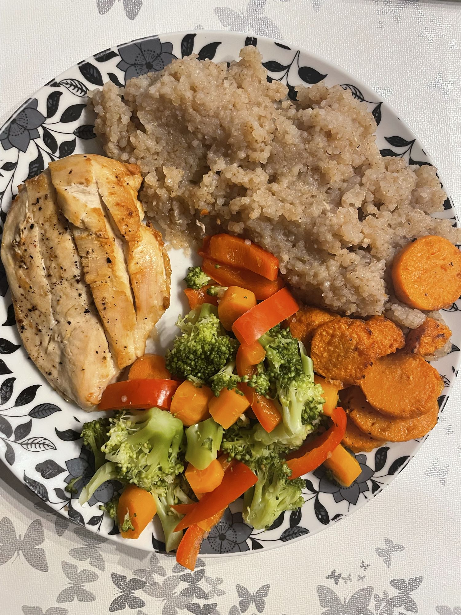 Hähnchenbrustfilet mit Quinoa und Gemüse