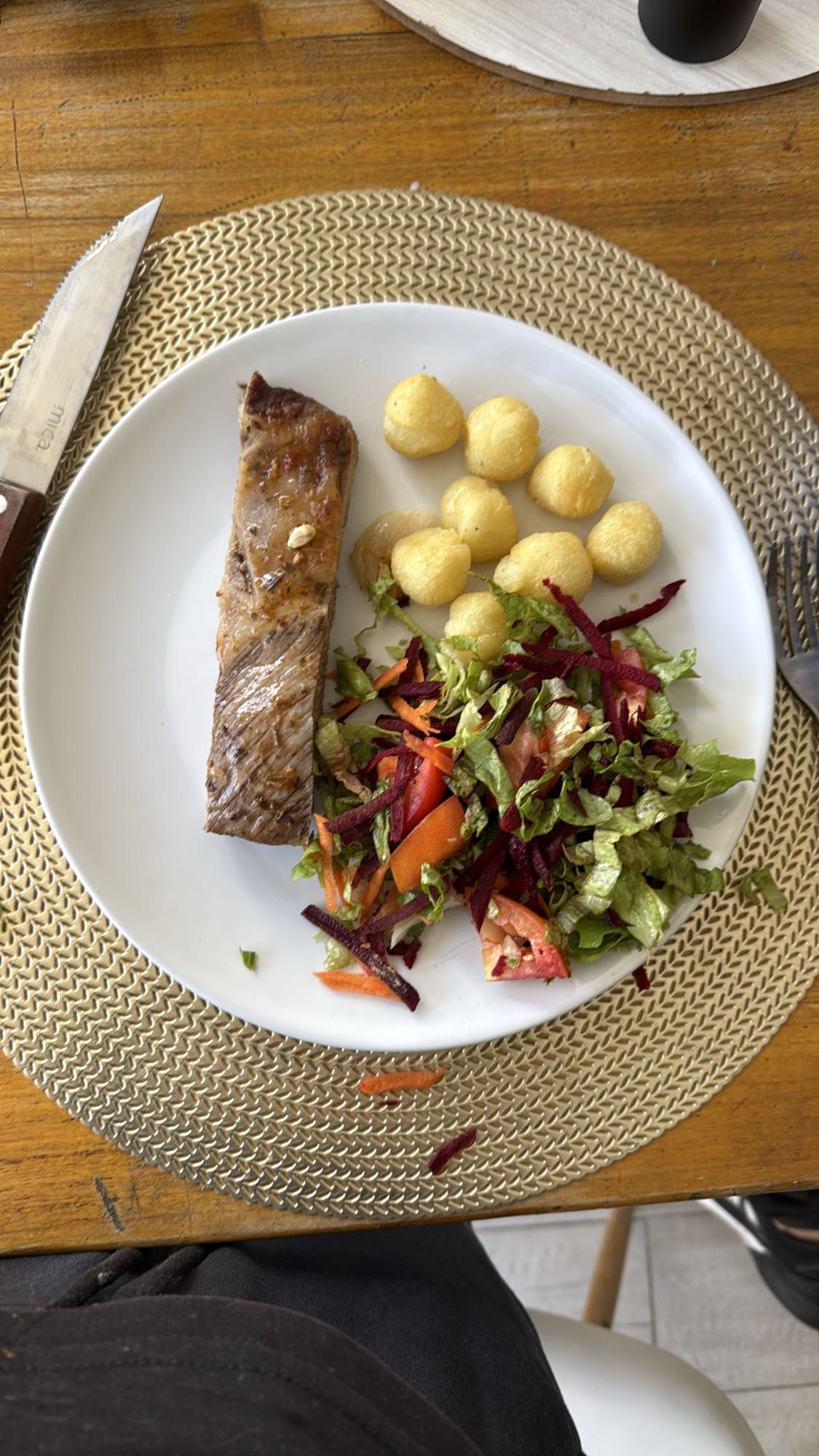 Carne con ensalada y papas