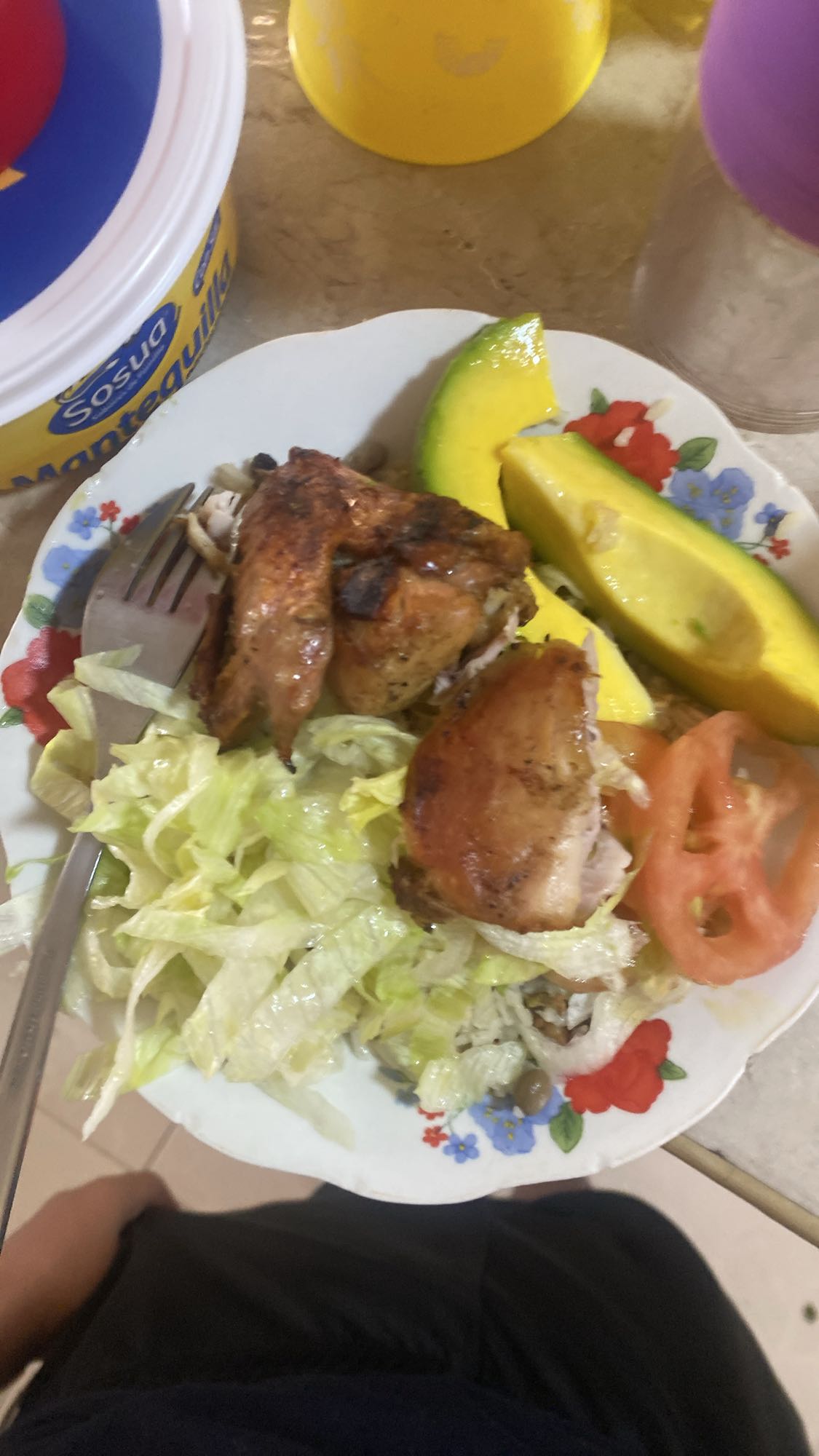 Pollo con ensalada y aguacate