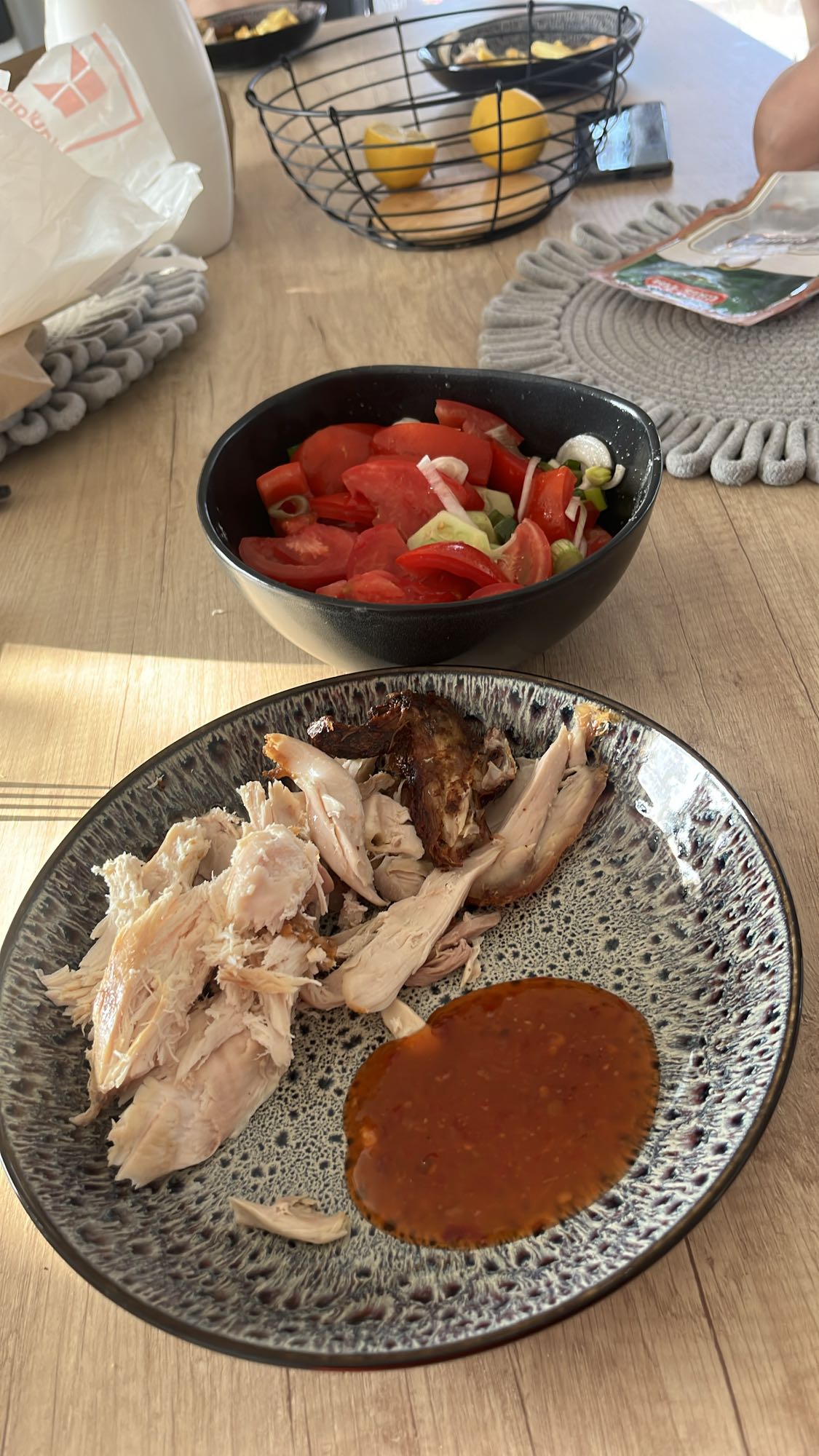 Pui cu salată proaspătă