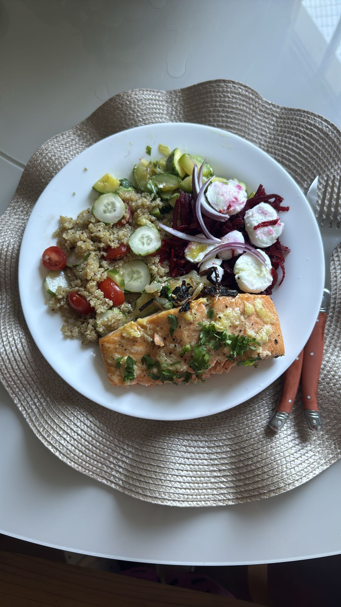 Salmão com quinoa e salada