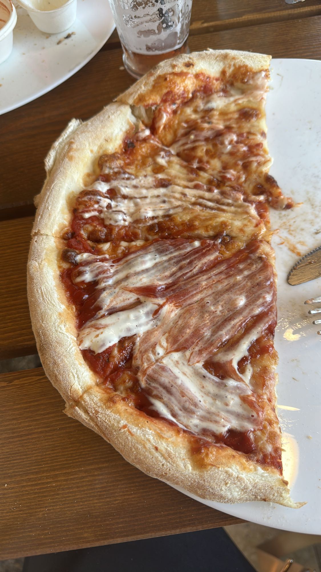 Pizza z salami i sosem