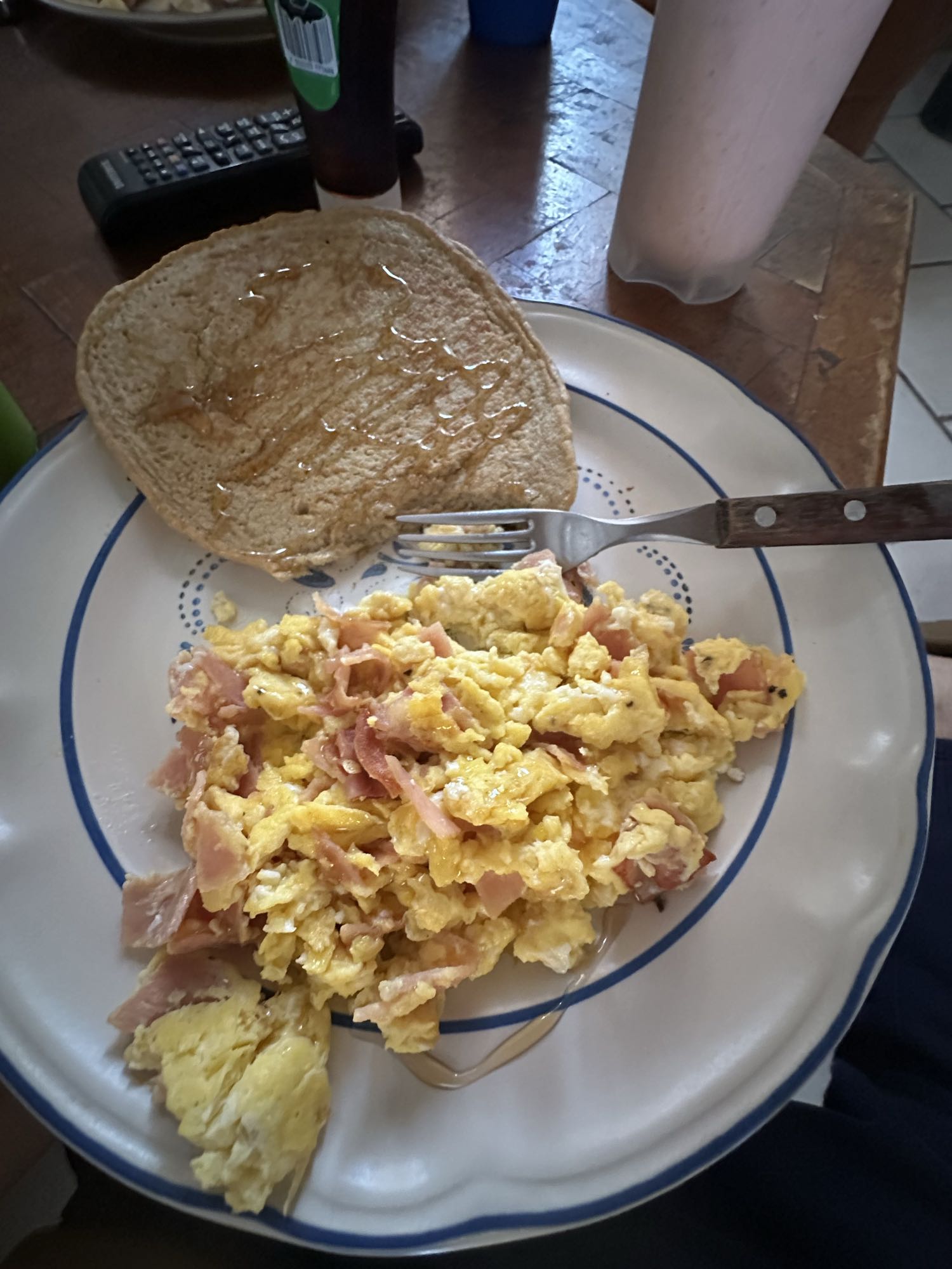 Huevos con jamón y pan