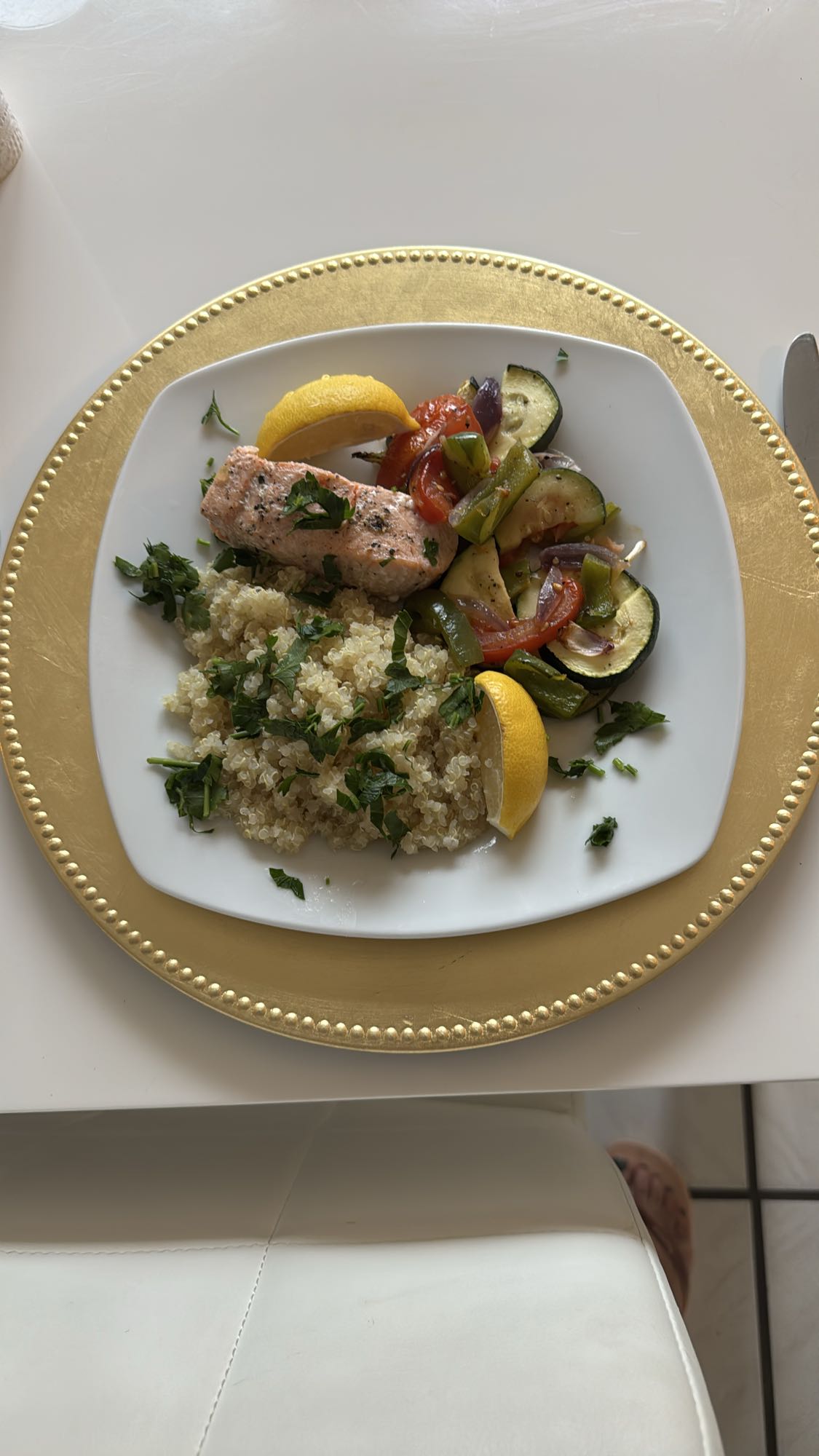 Zalm met quinoa en groenten
