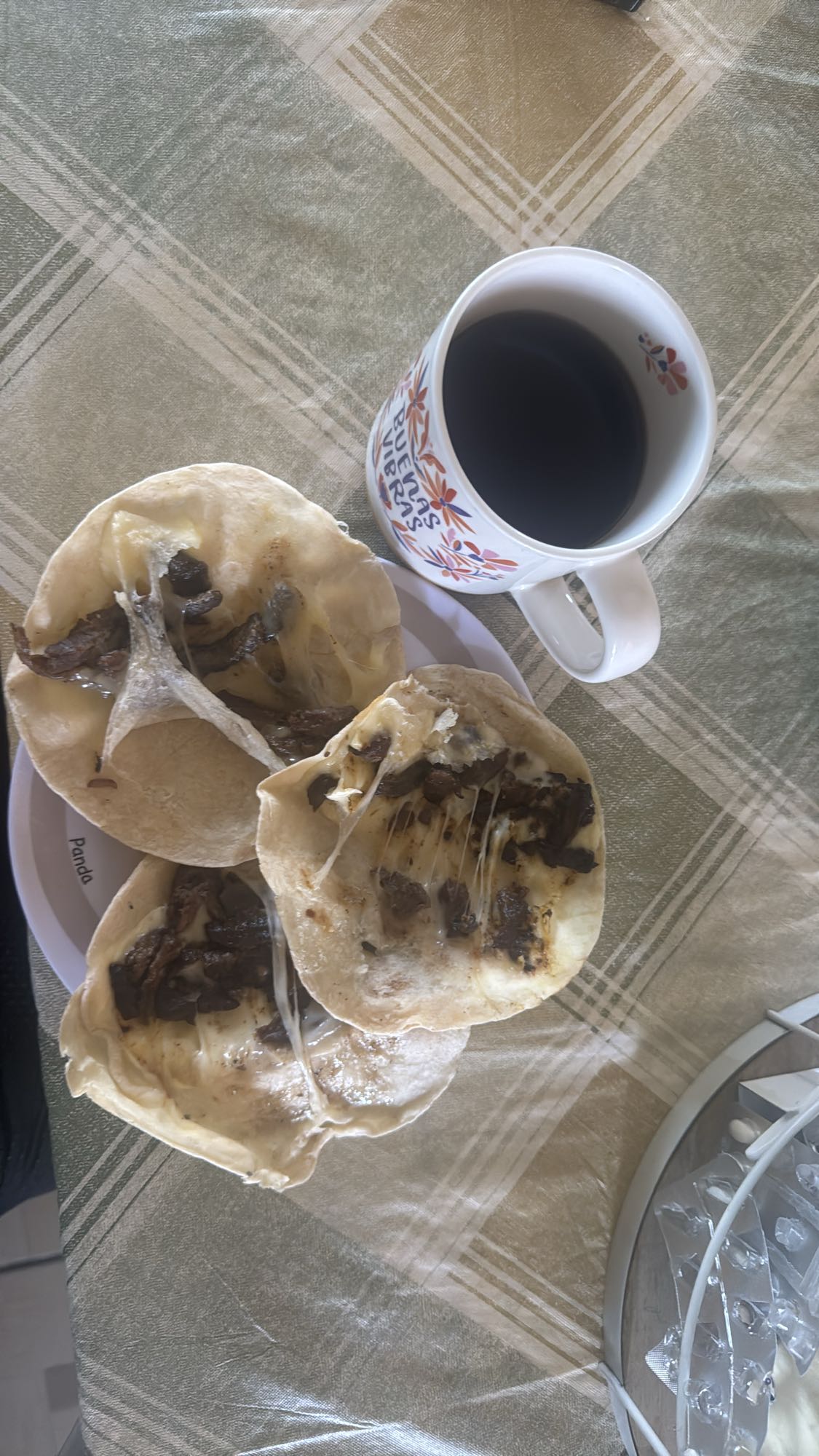 Tacos de carne y café