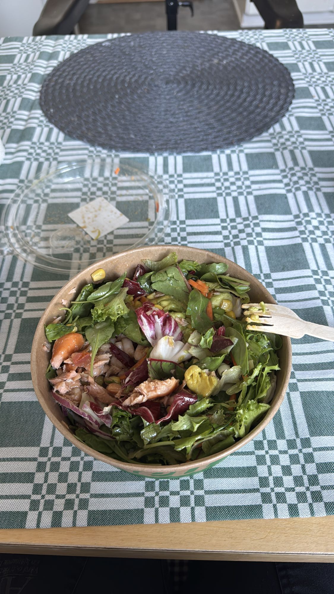 Lax- och grönsakssallad med räkor