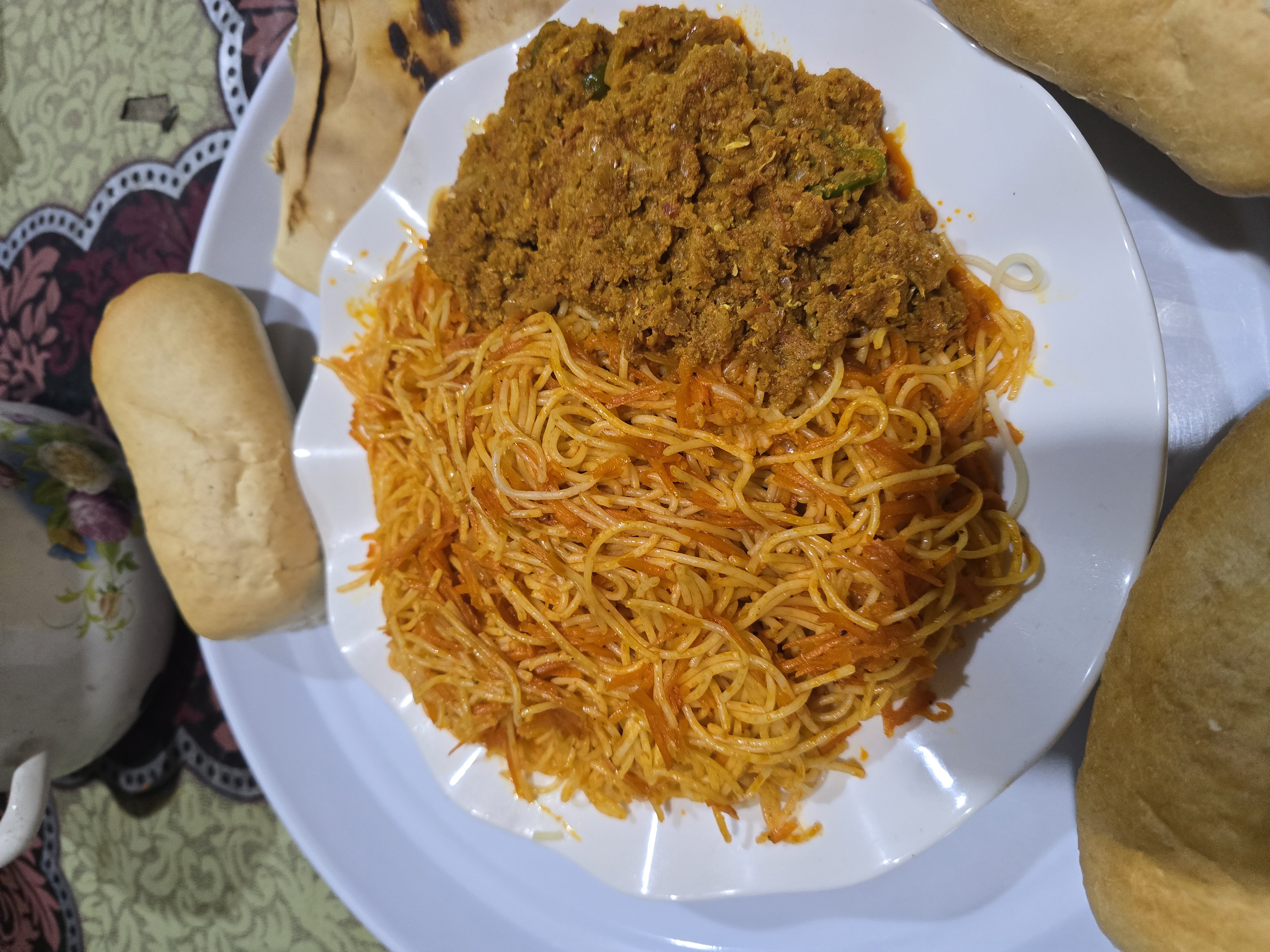Spaghetti with minced meat and bread