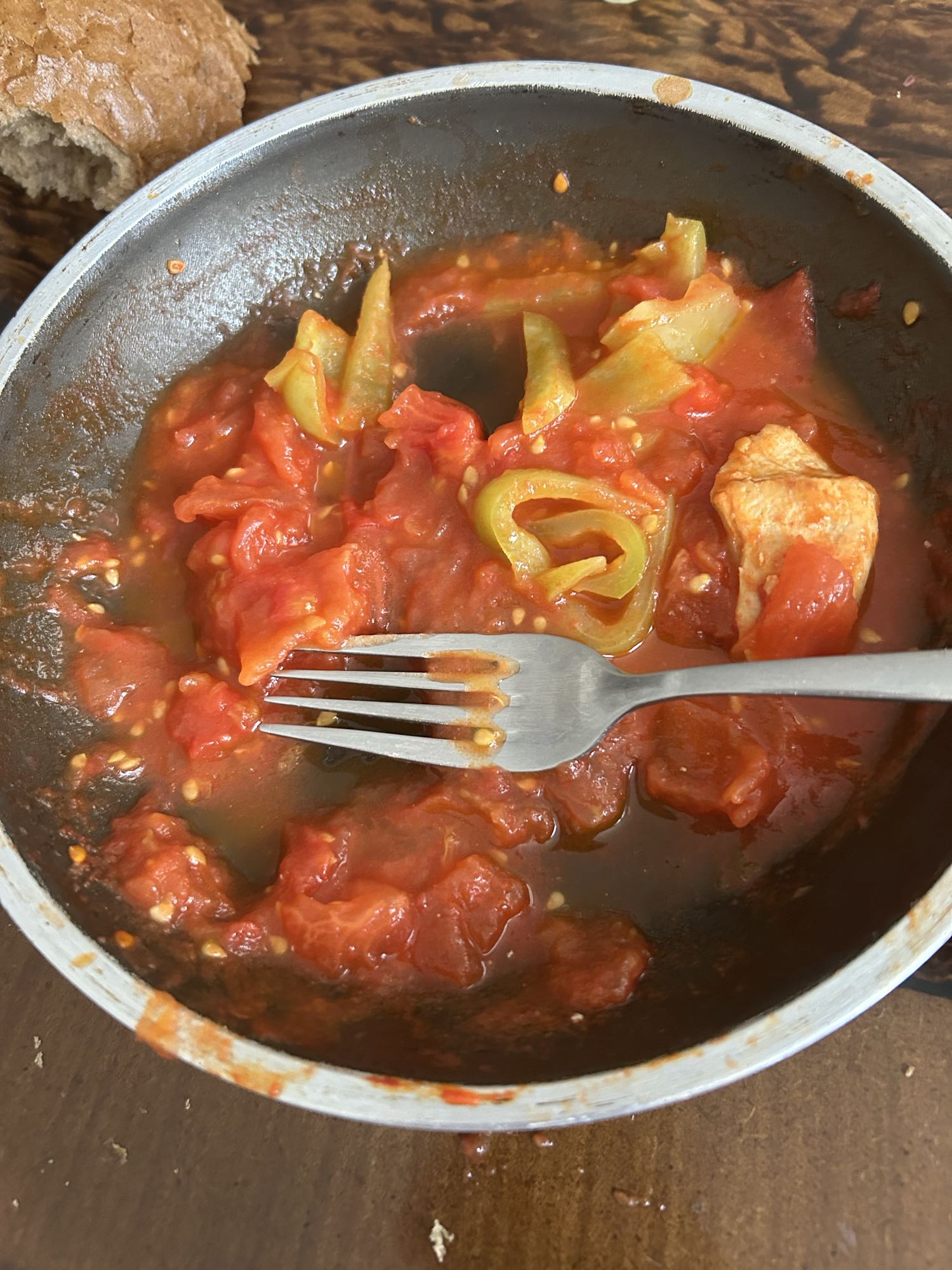 Tavada tavuklu domates