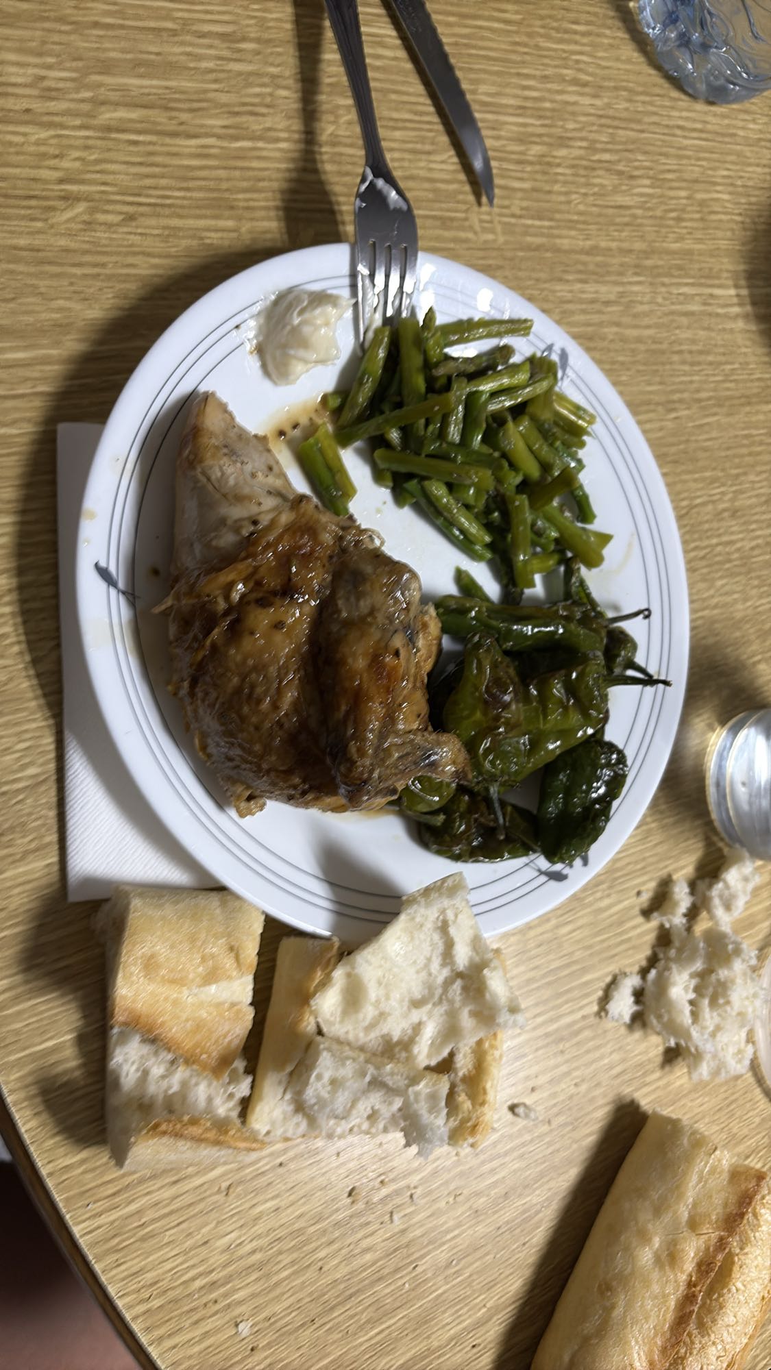 Pollo con verduras y pan
