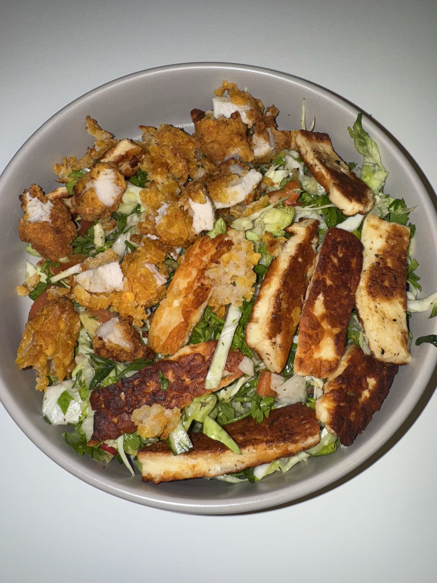 Knuspriger Hähnchen-Halloumi-Salat