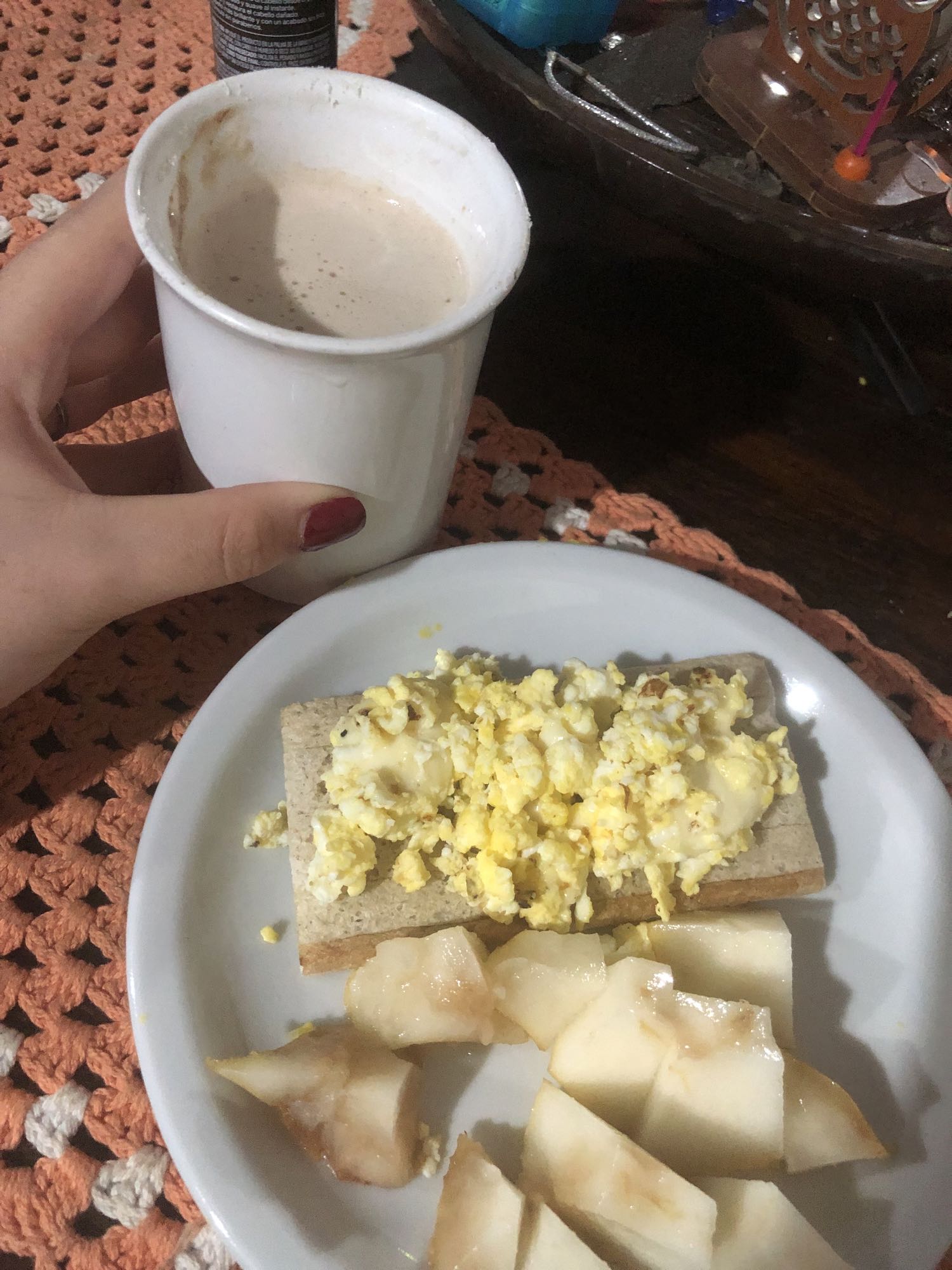 Desayuno con fruta y huevo