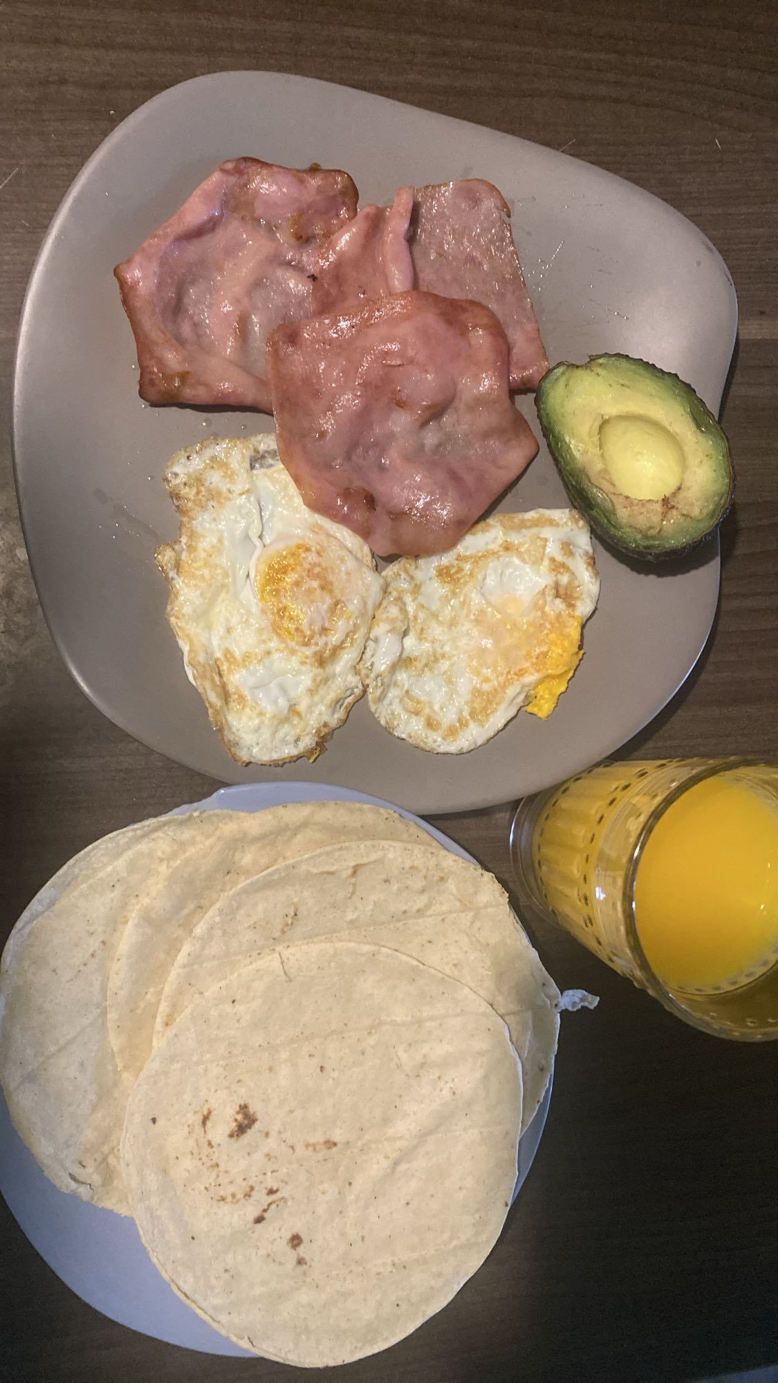 Desayuno con jamón y huevo