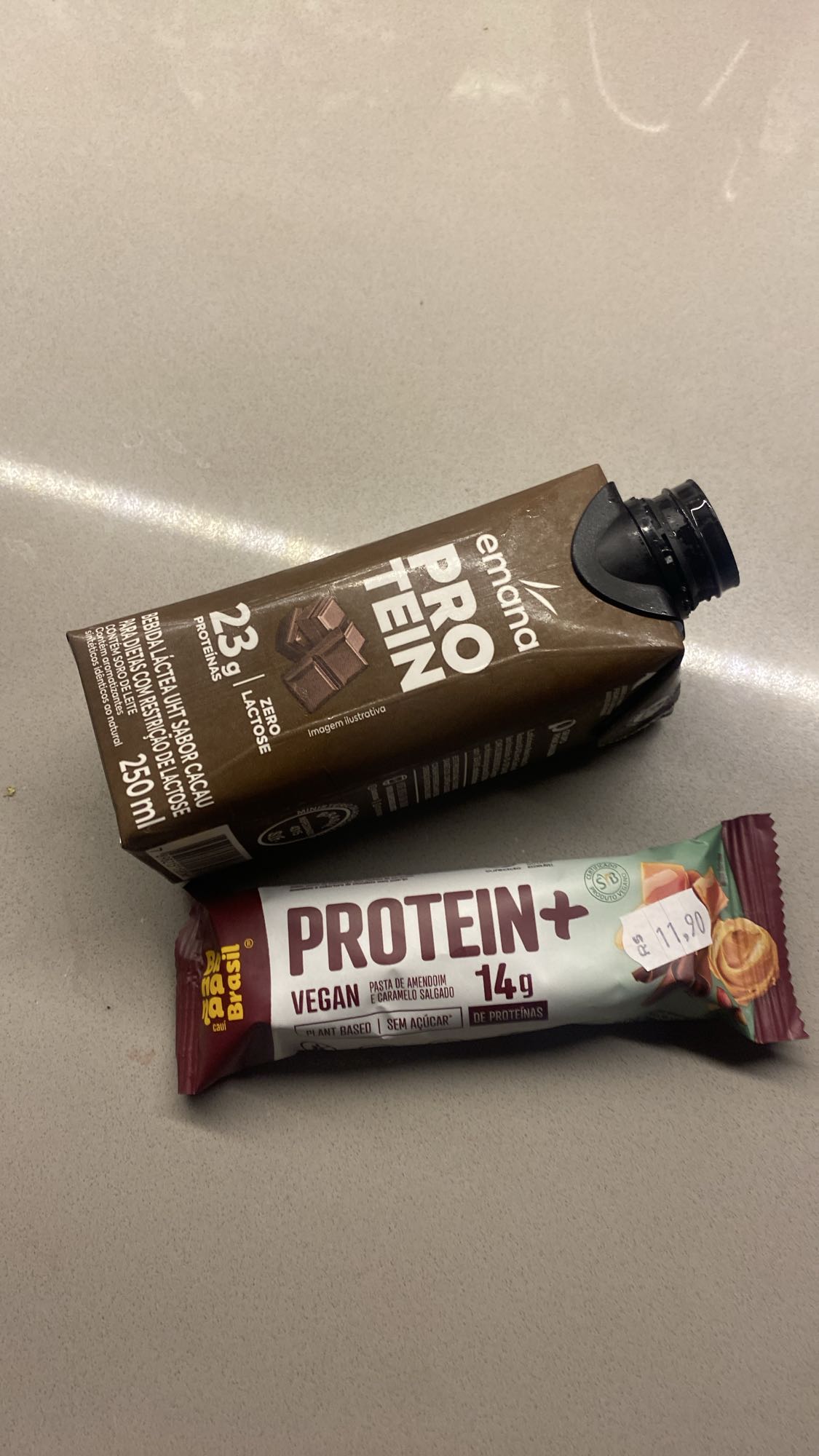 Bebida e barra proteica