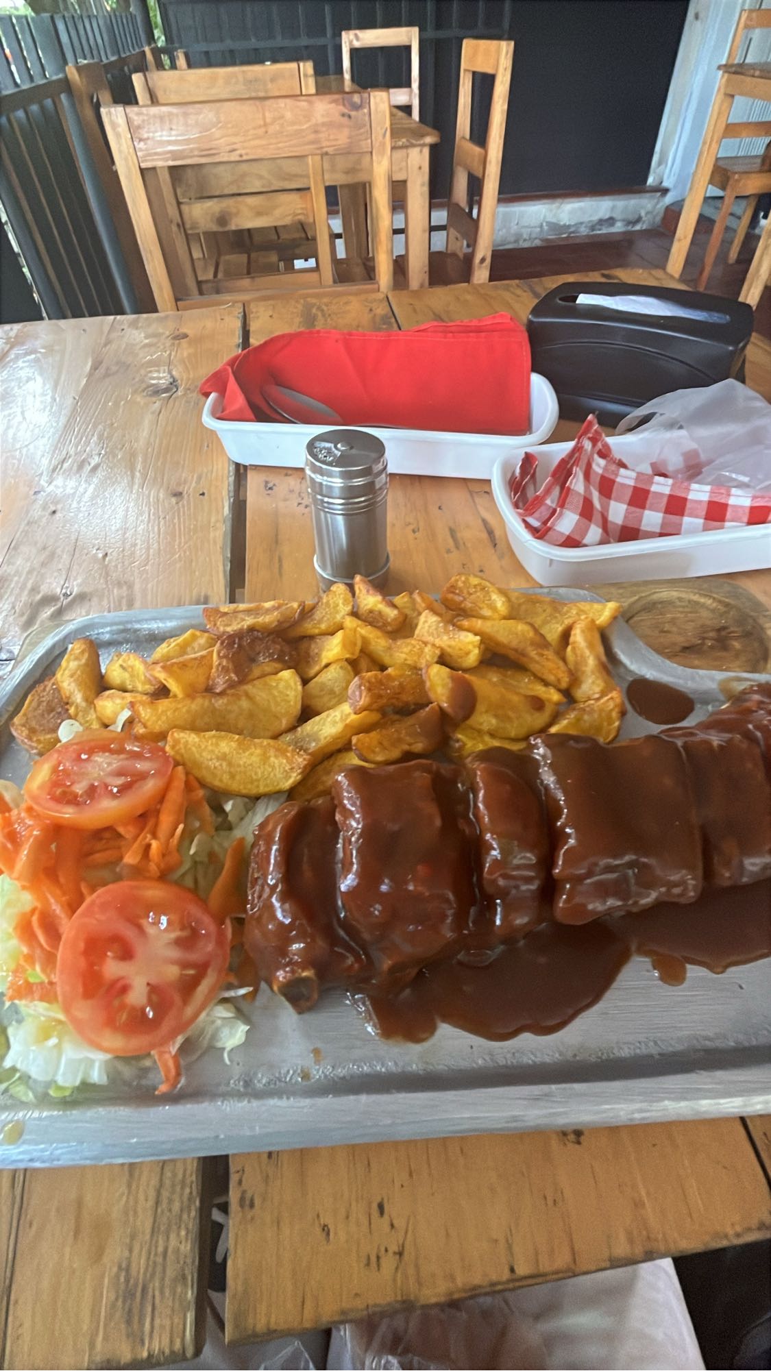 Costillas con papas fritas