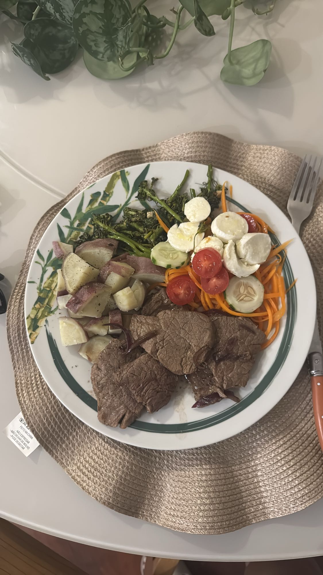 Prato de carne e legumes