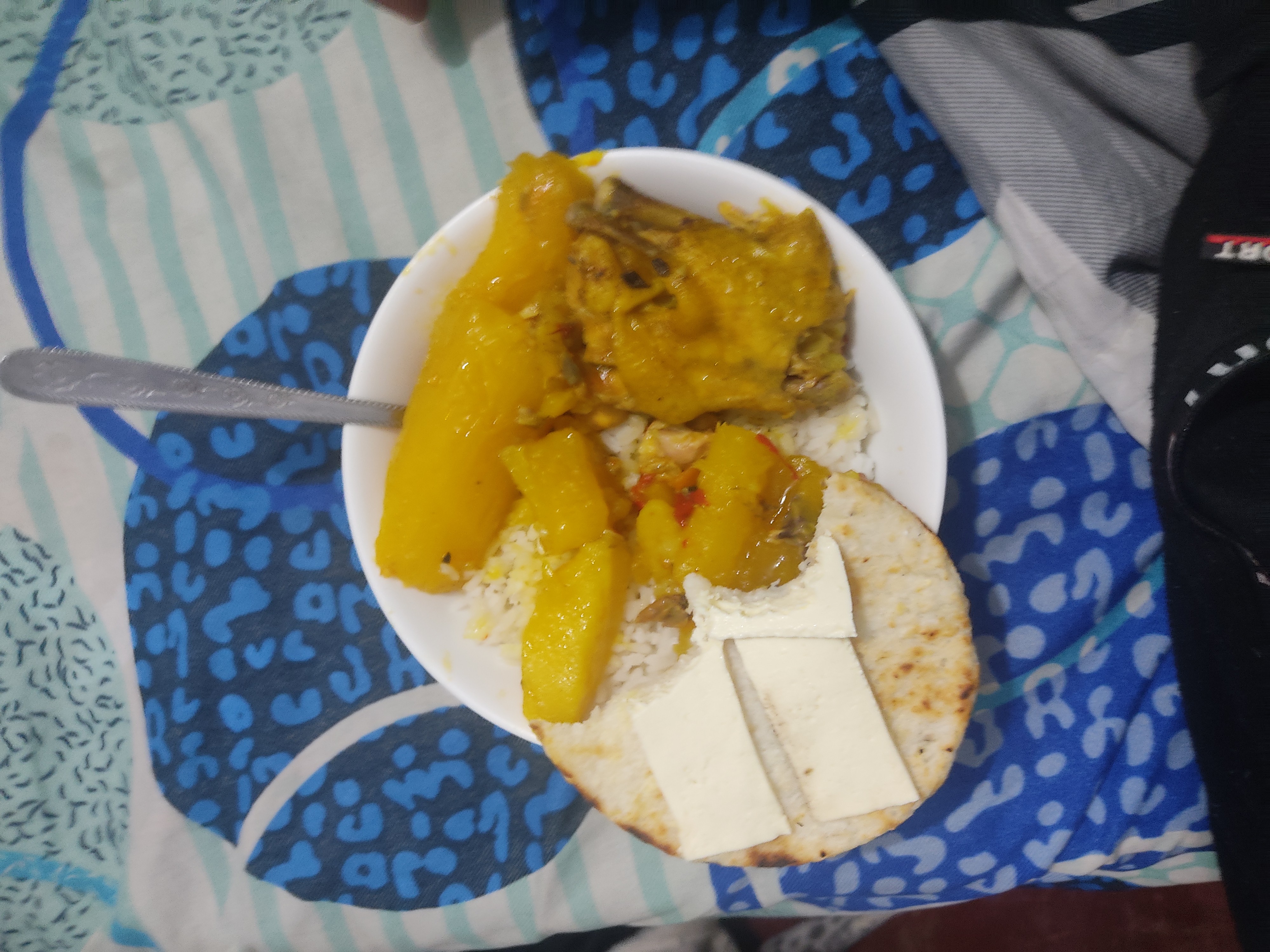 Pollo con plátano, arroz y arepa