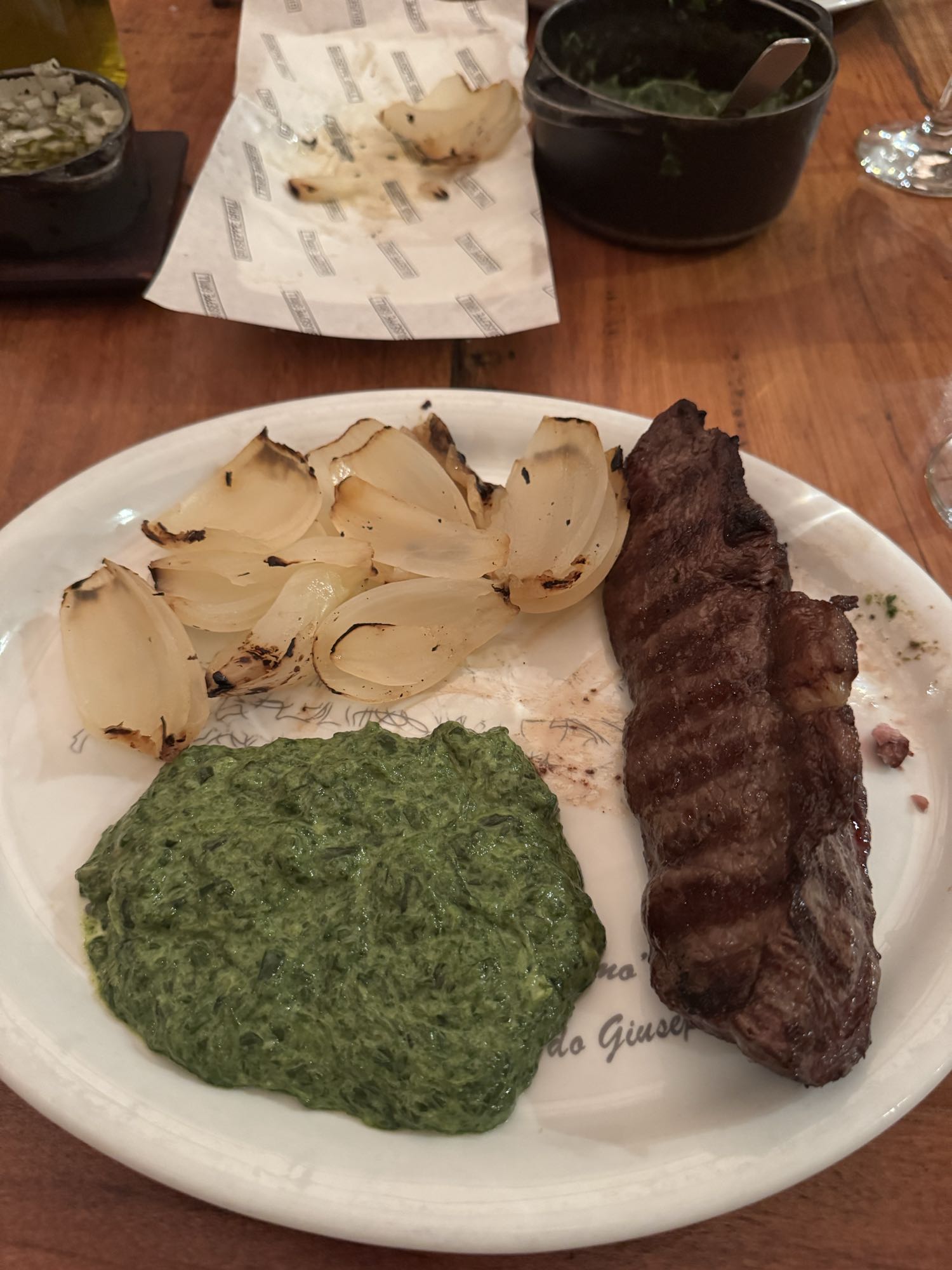 Bife con espinaca y cebolla